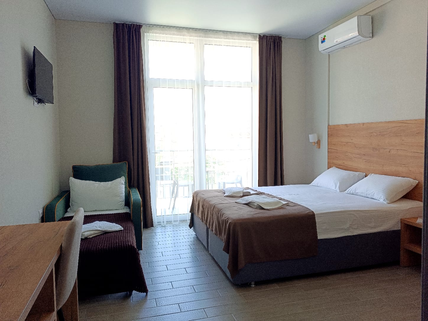 Трехместный номер с балконом с видом на улицу