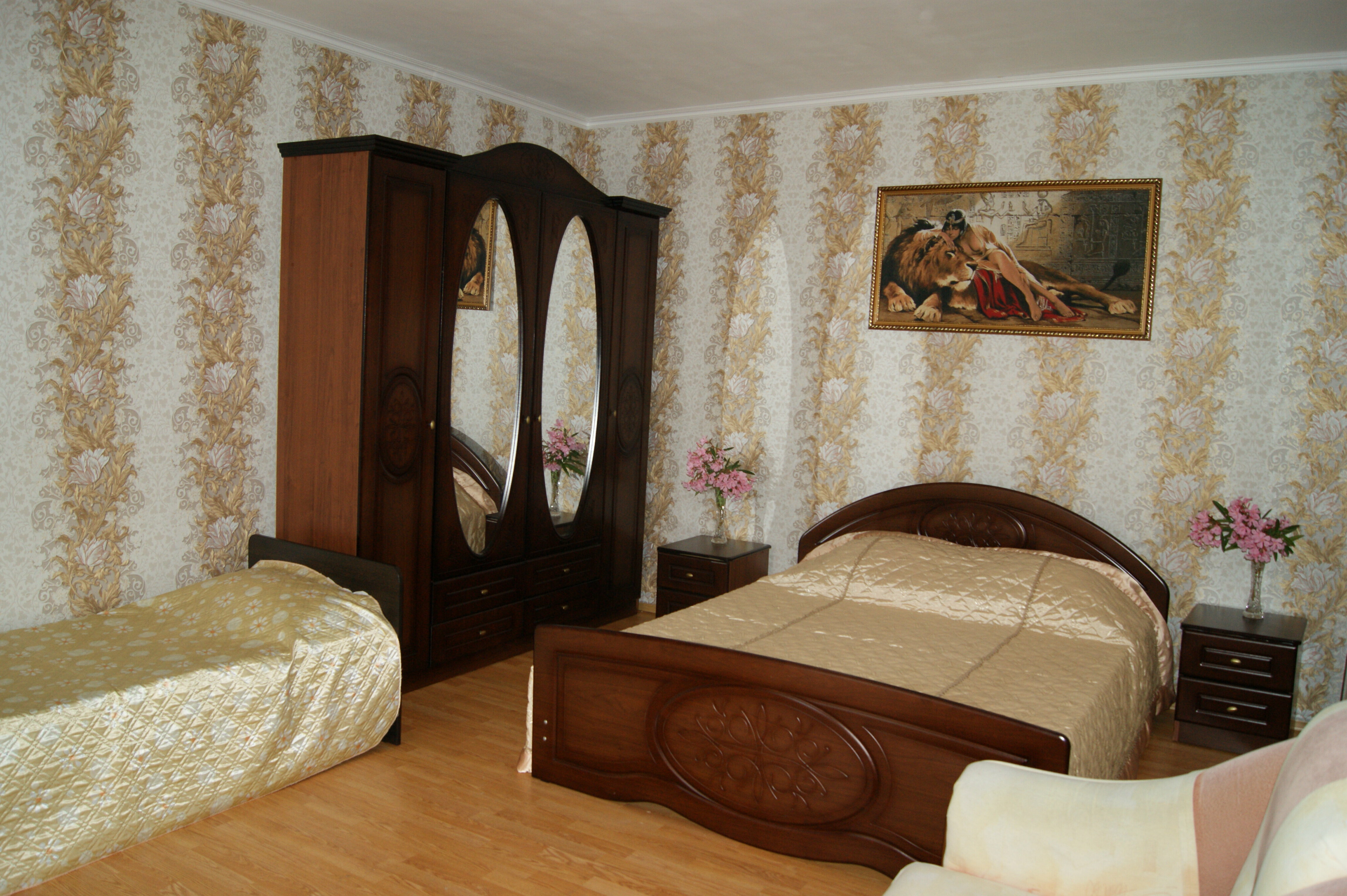 Пятиместный номер с видом на сад