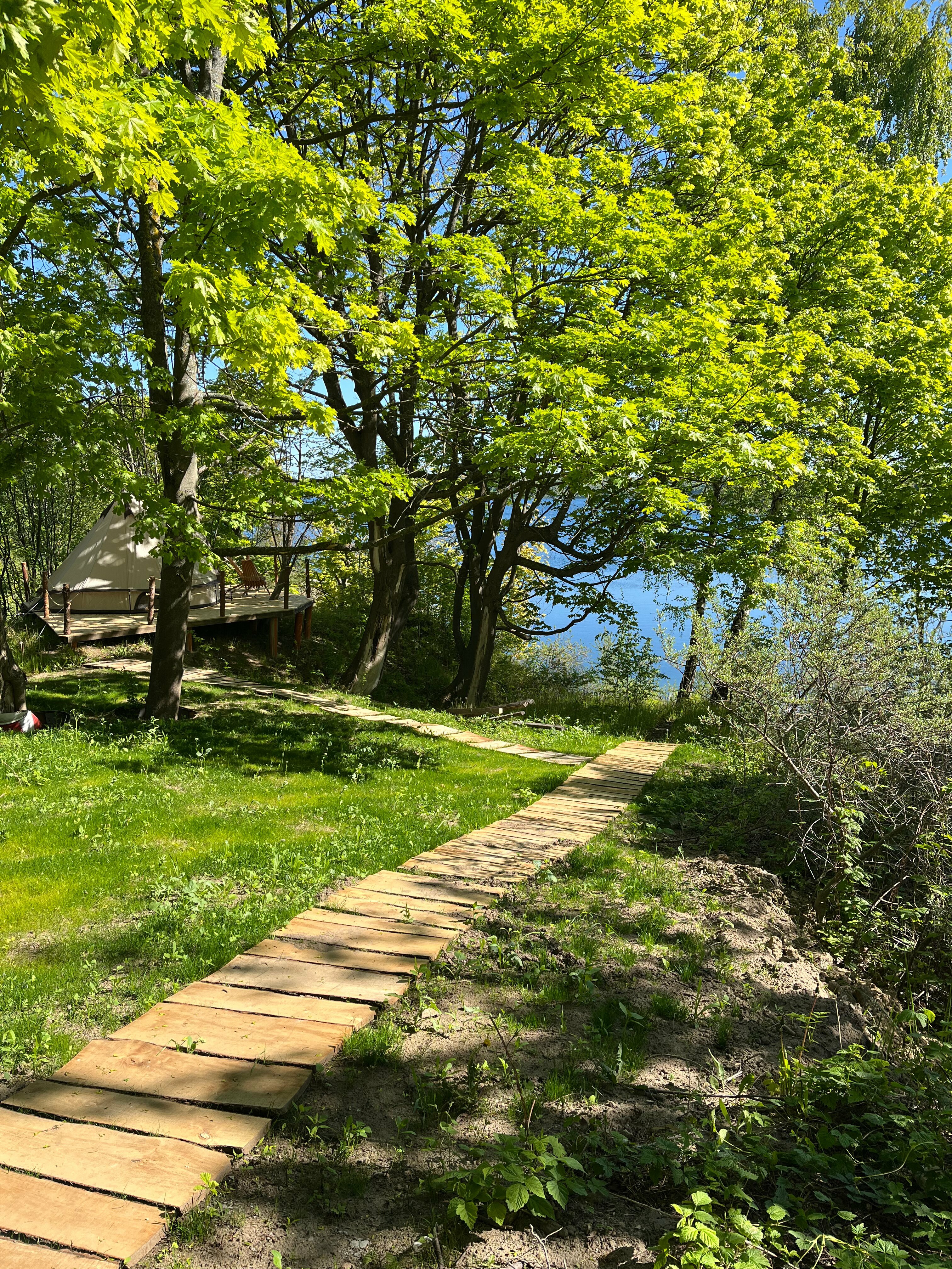 Шатёр с видом на озеро