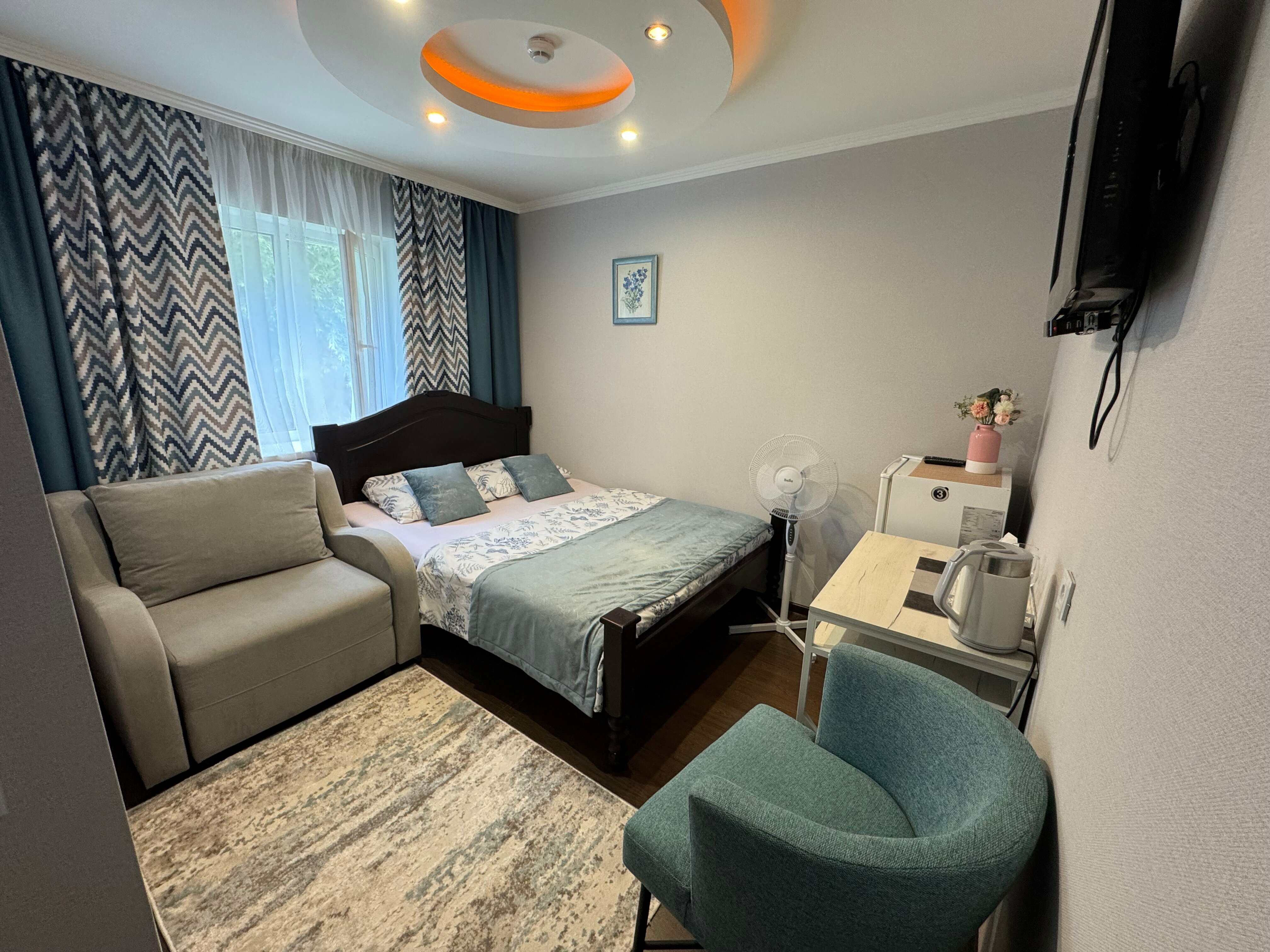 Двухместный номер с двуспальной кроватью и дополнительной кроватью