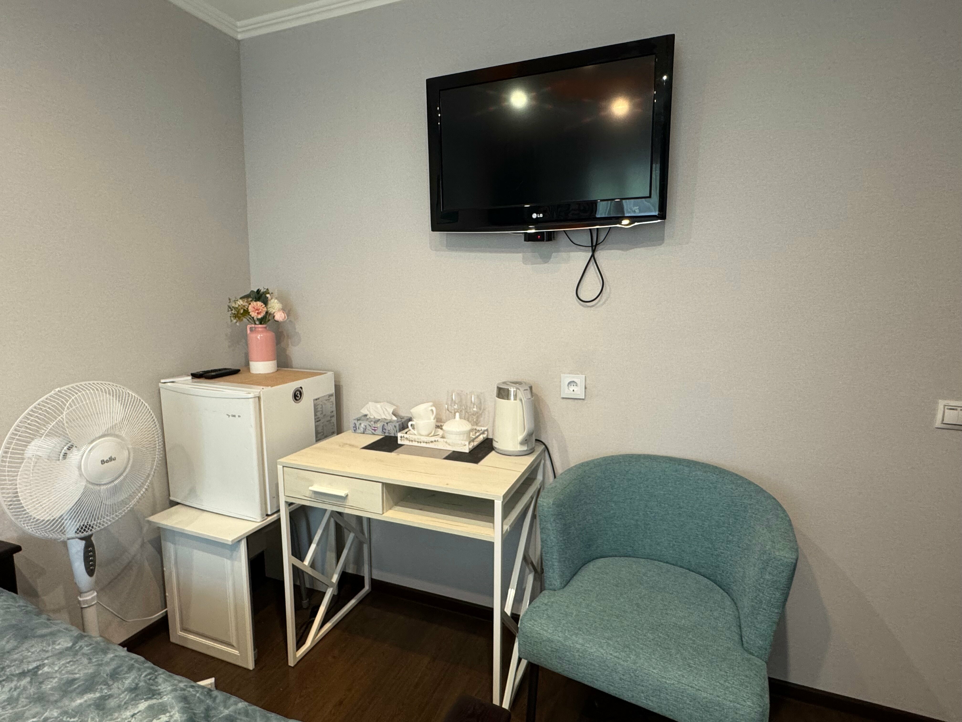 Двухместный номер с двуспальной кроватью и дополнительной кроватью