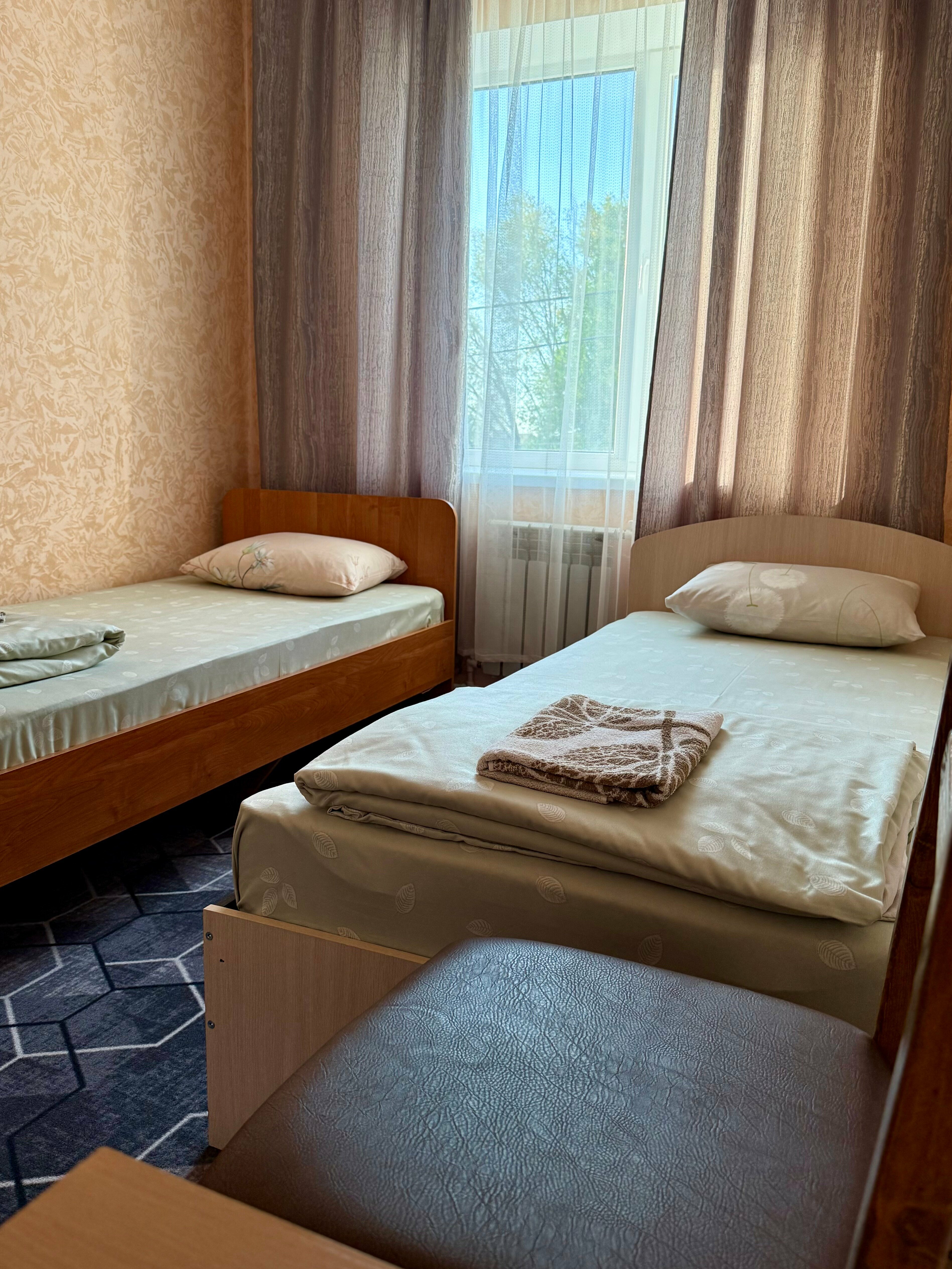 Двухместный номер с 2 отдельными кроватями и общей ванной комнатой