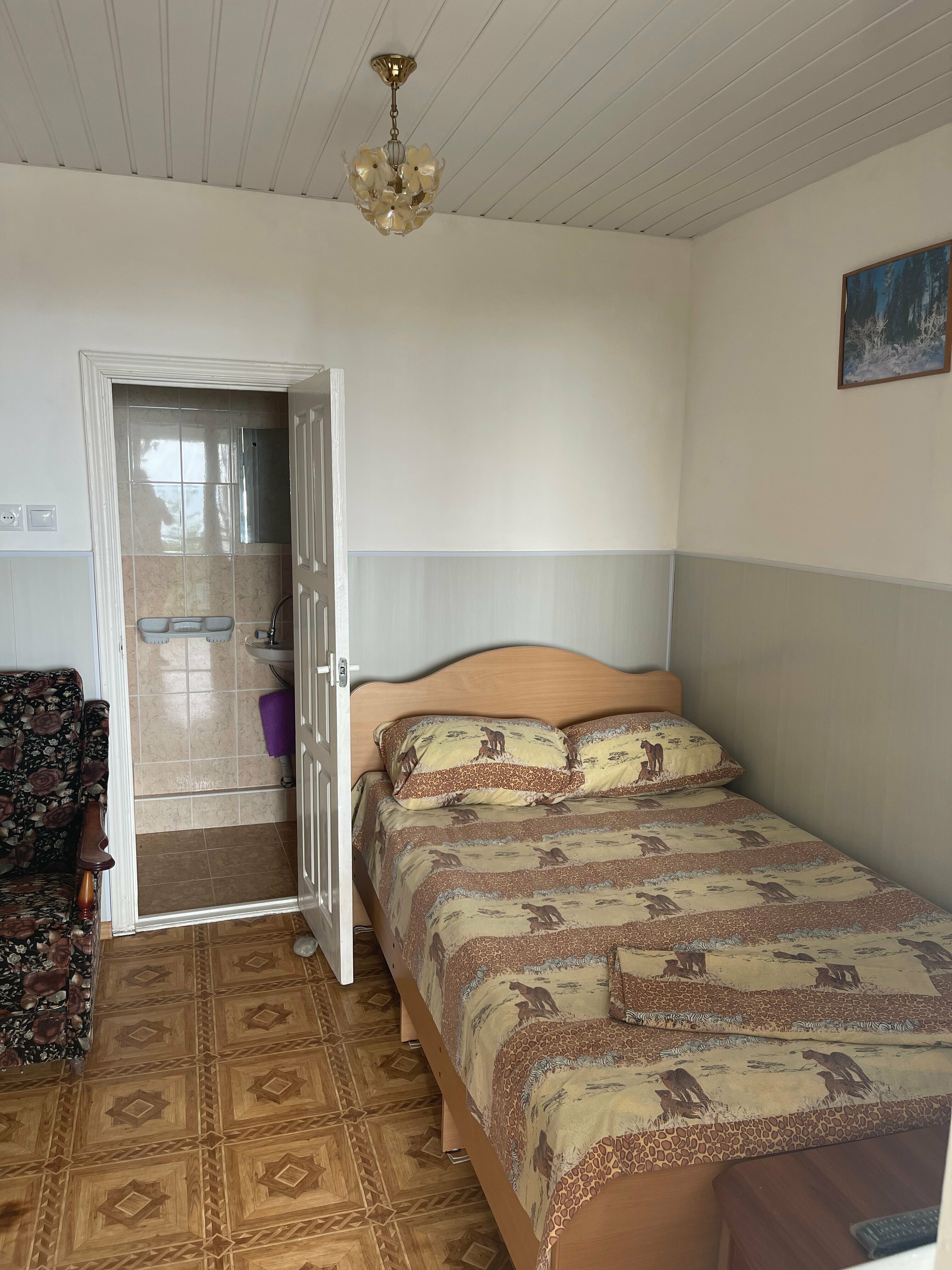 Cемейный номер с собственной ванной комнатой