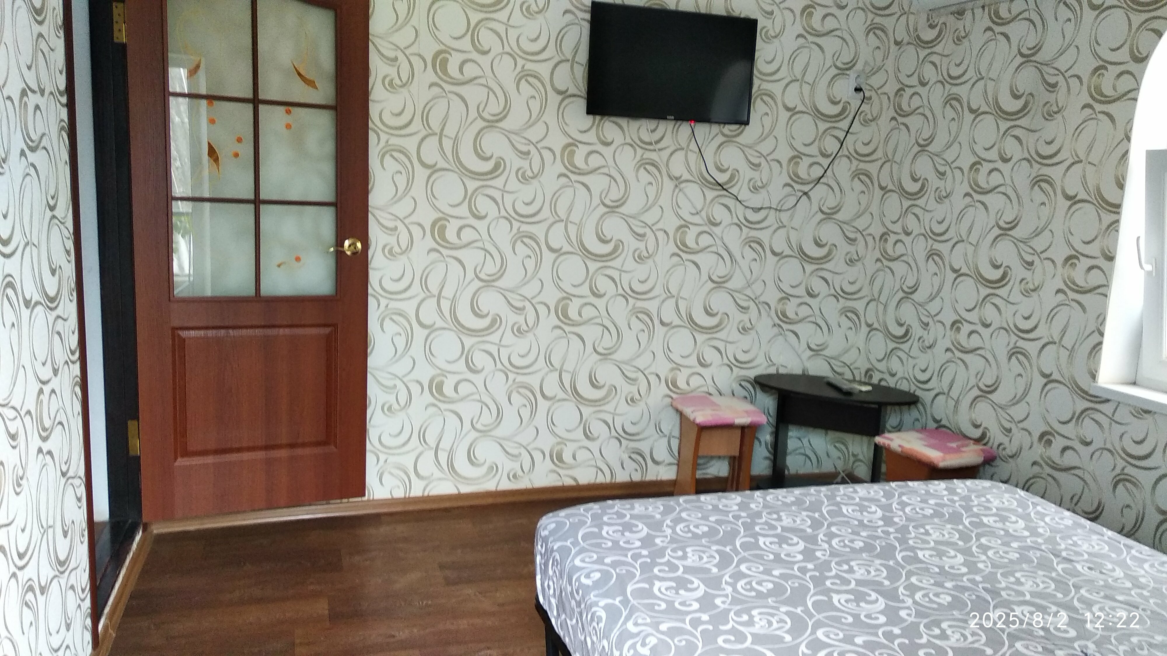 Двухкомнатный семейный номер с видом на море и горы.