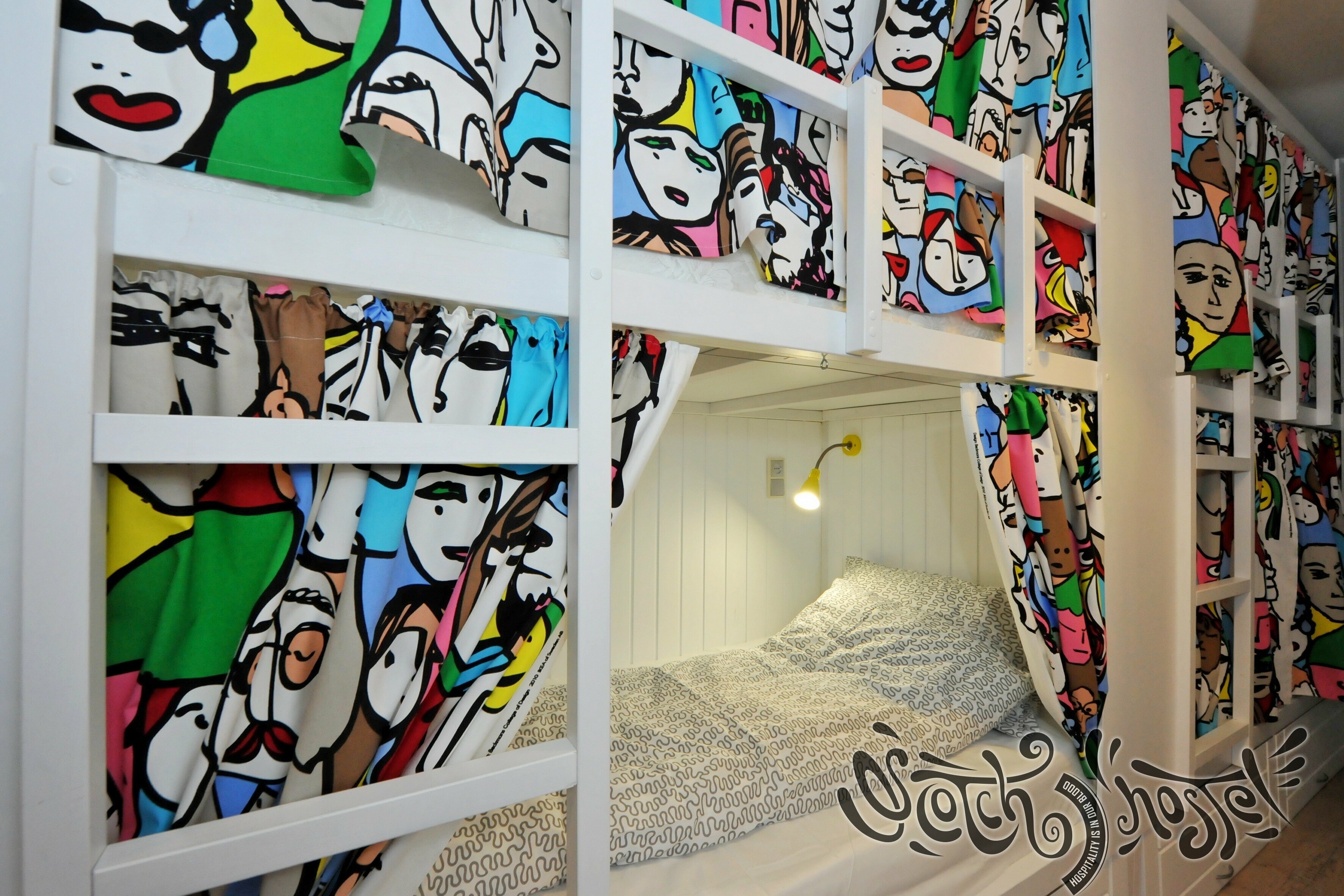 Кровать в общем номере для мужчин и женщин с 10 кроватями