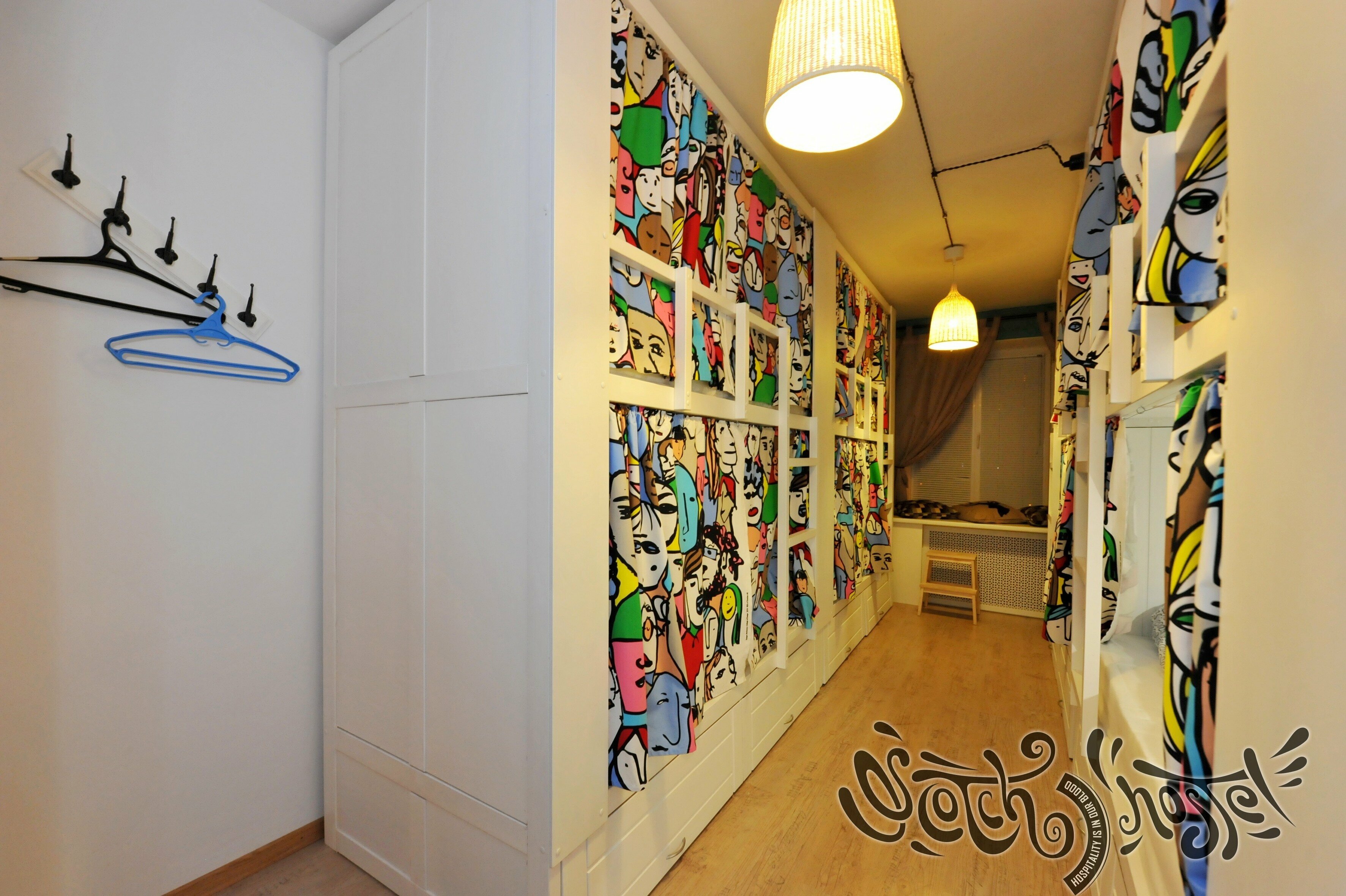 Кровать в общем номере для мужчин и женщин с 10 кроватями