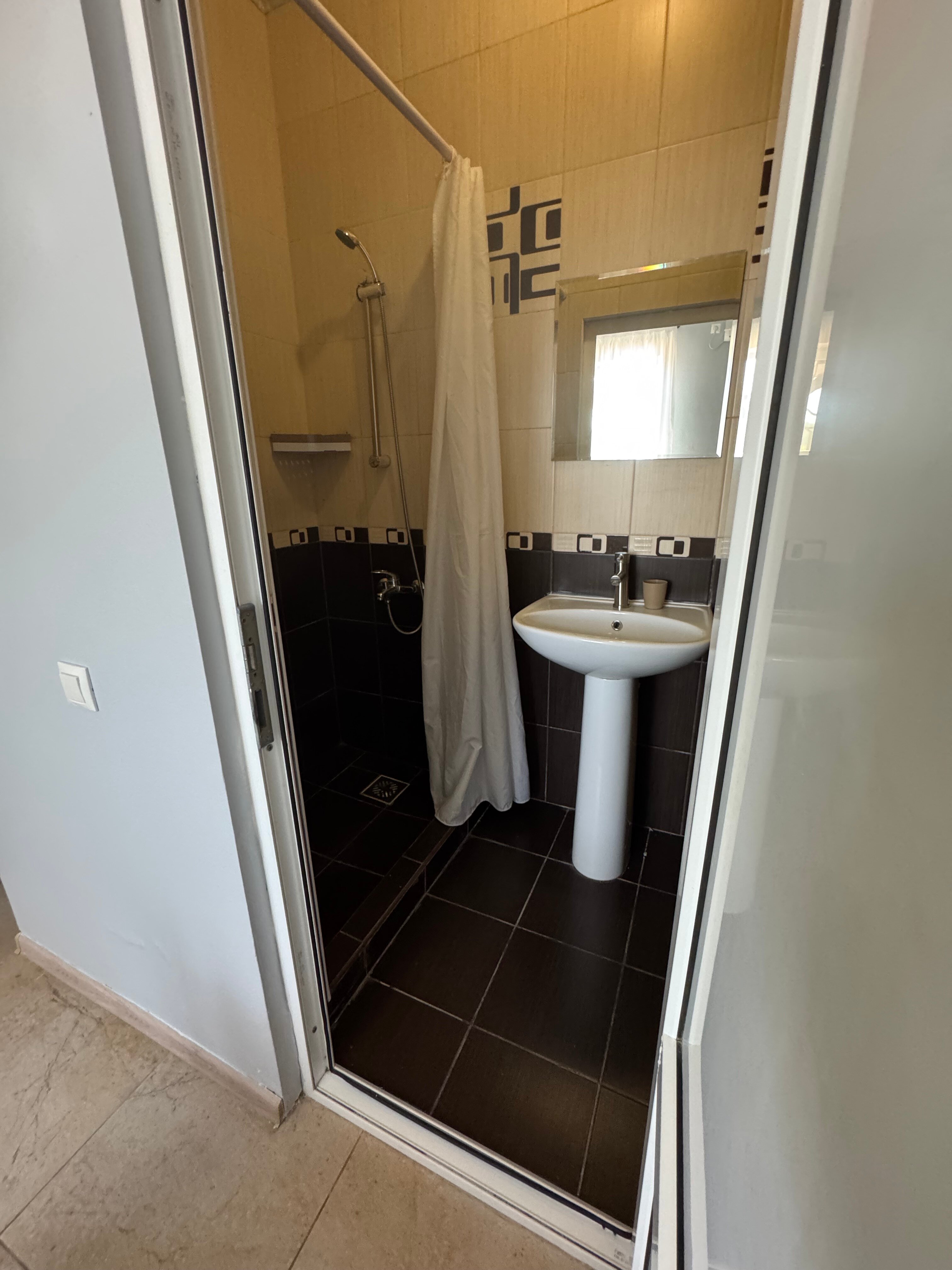 Трехместный номер «Комфорт» с душем