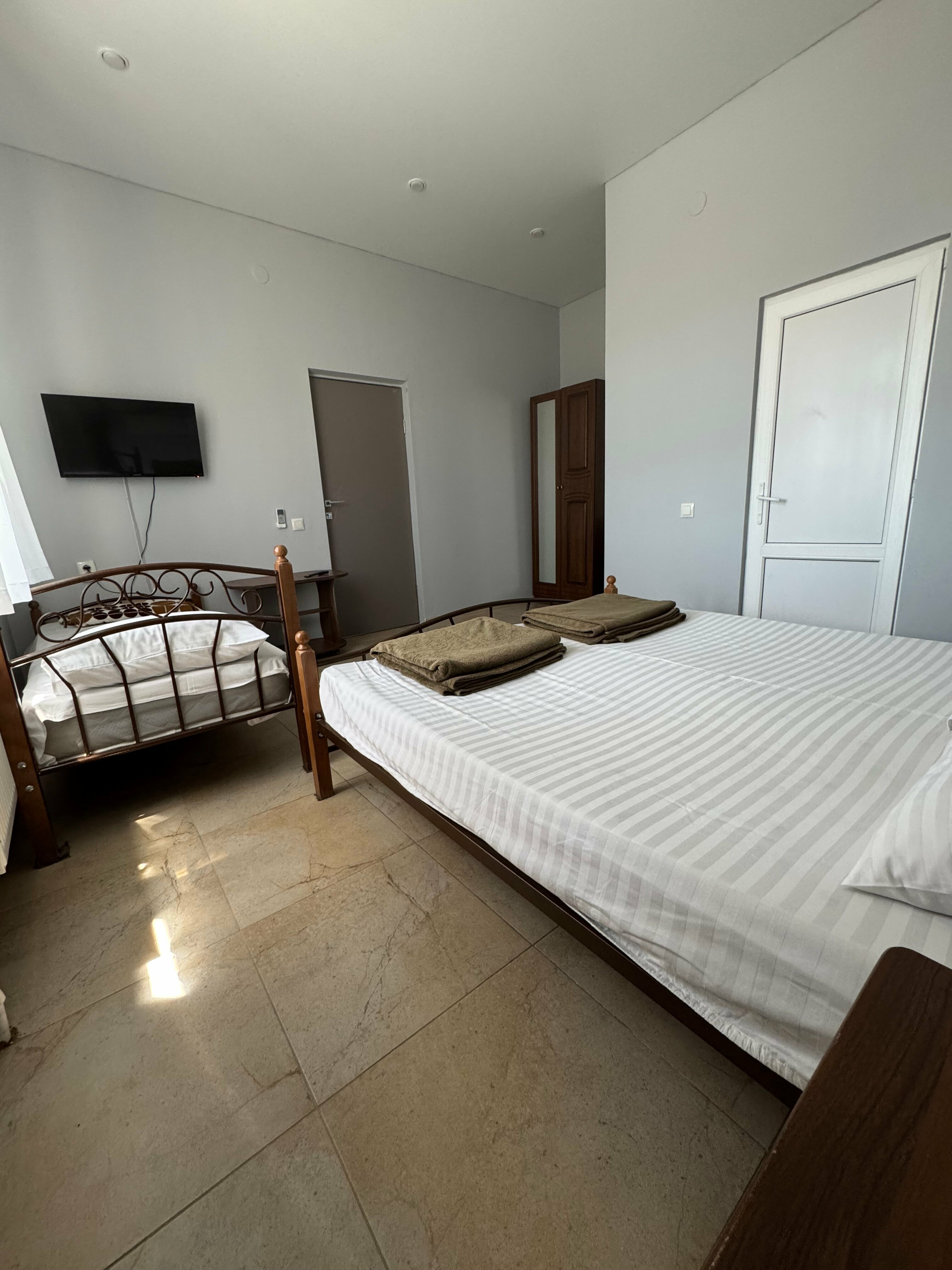 Трехместный номер «Комфорт» с душем