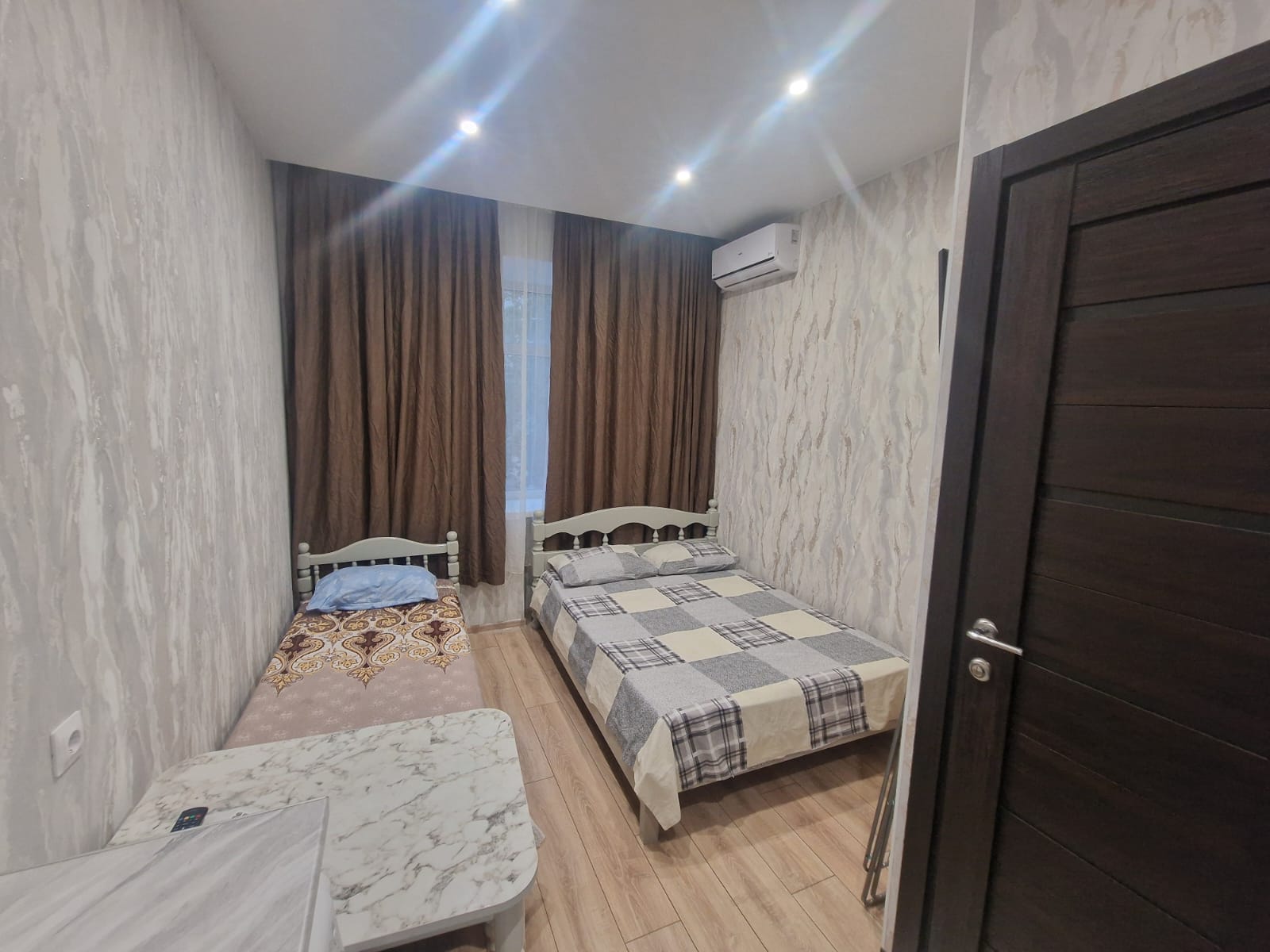 Трехместный номер с собственной ванной комнатой