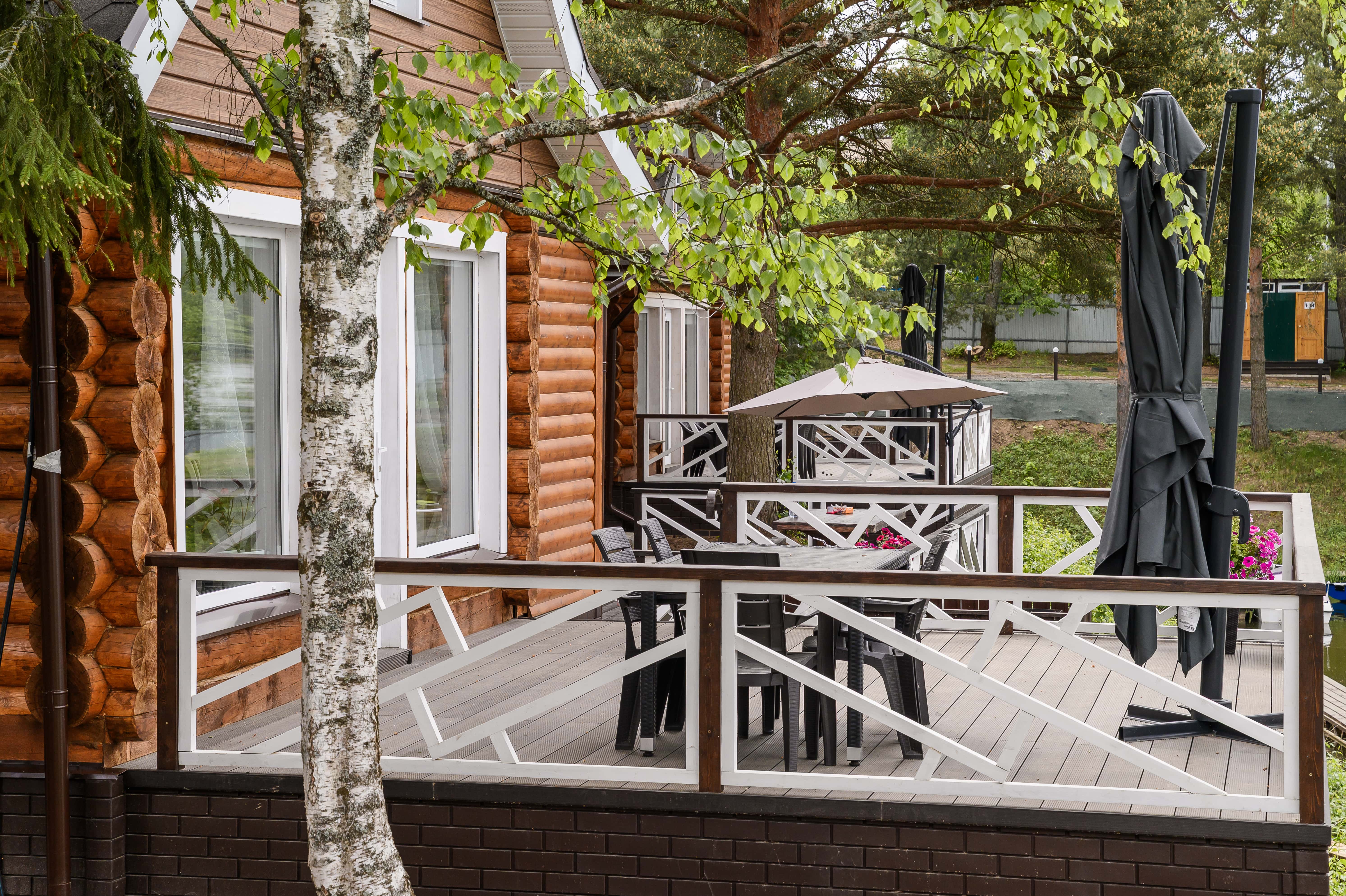 Двухэтажный коттедж с террасой