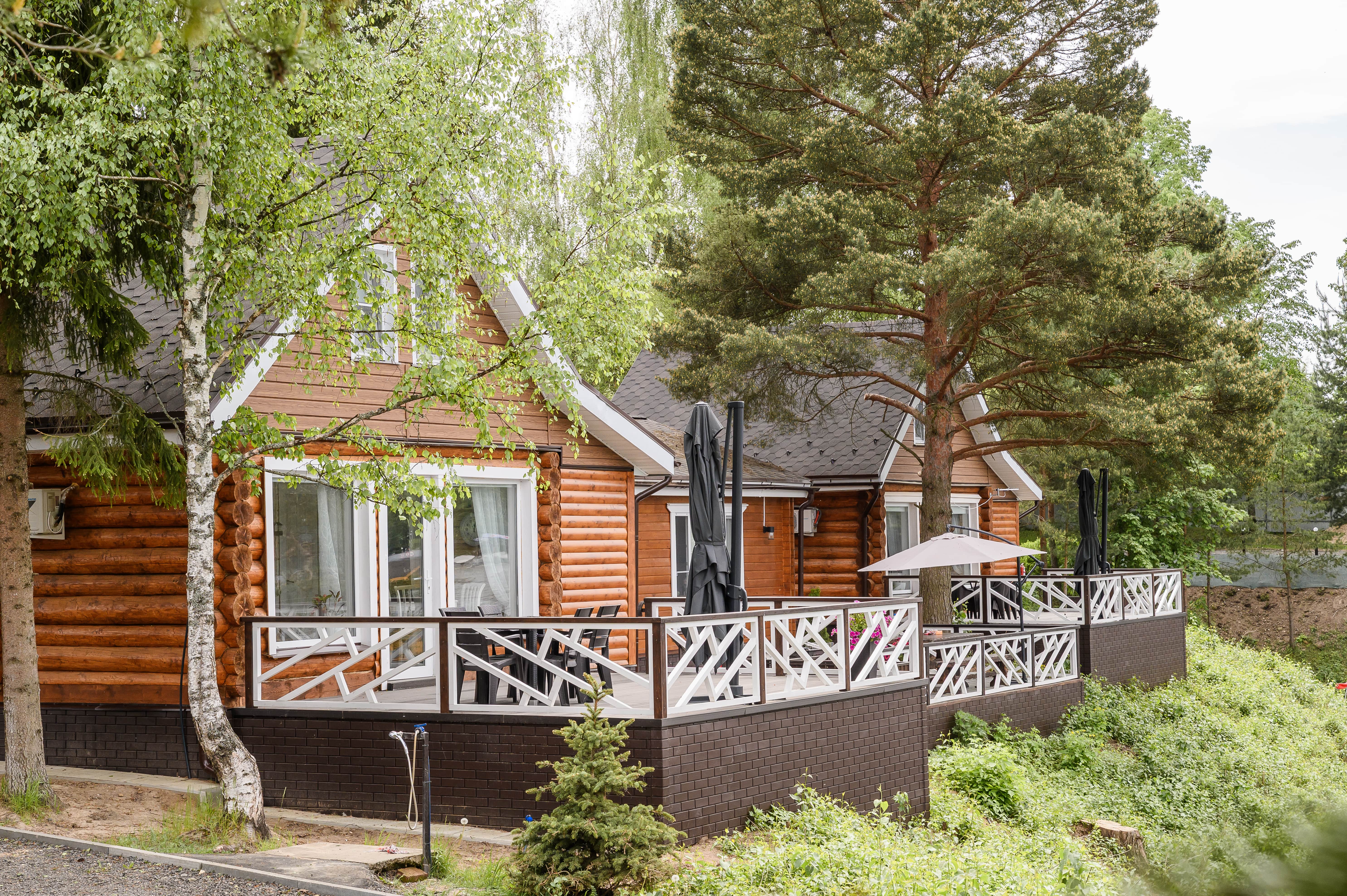 Двухэтажный коттедж с террасой