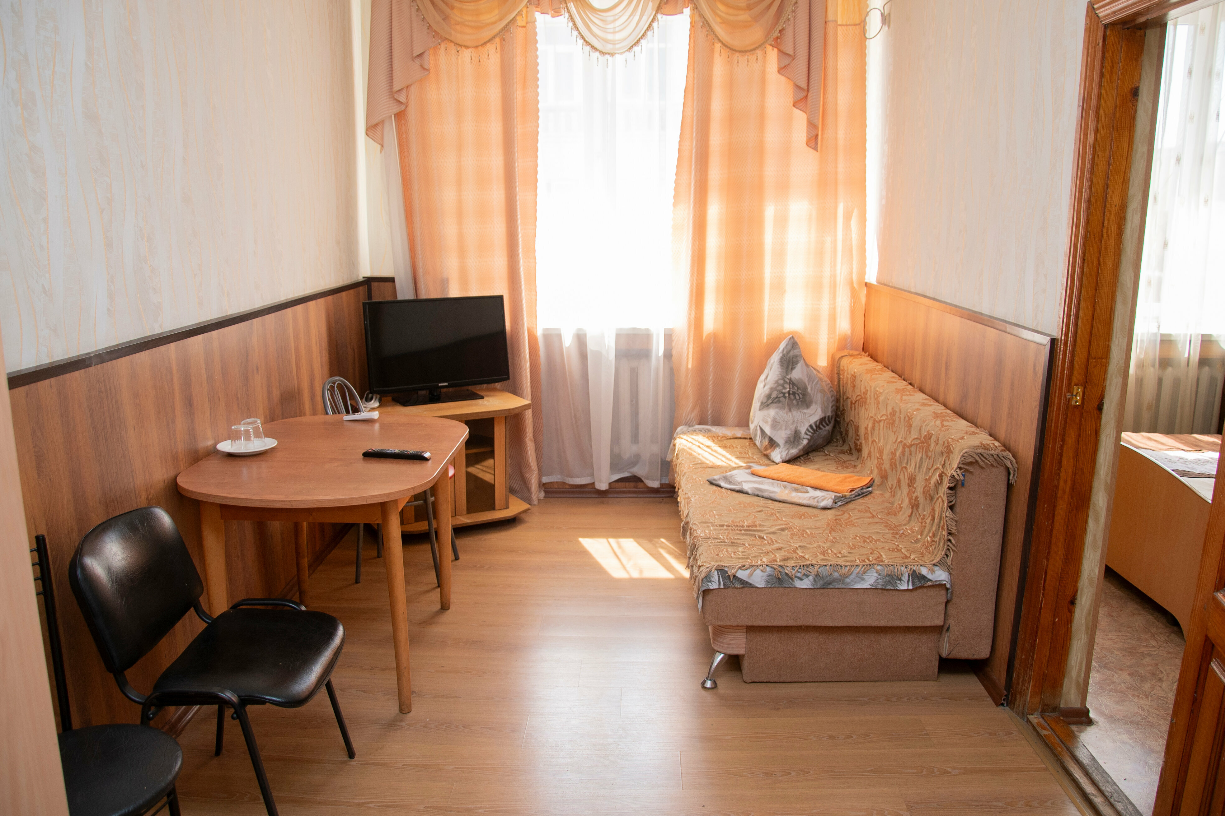 Двухкомнатный трехместный Люкс с 2-мя кроватями и диваном