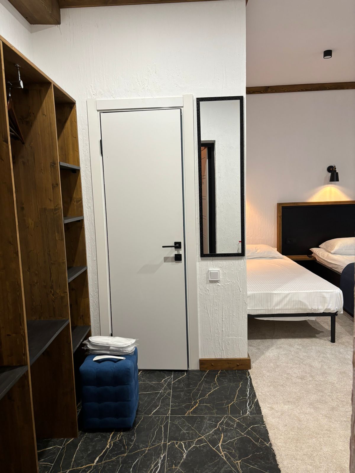 Трехместный номер с видом на горы