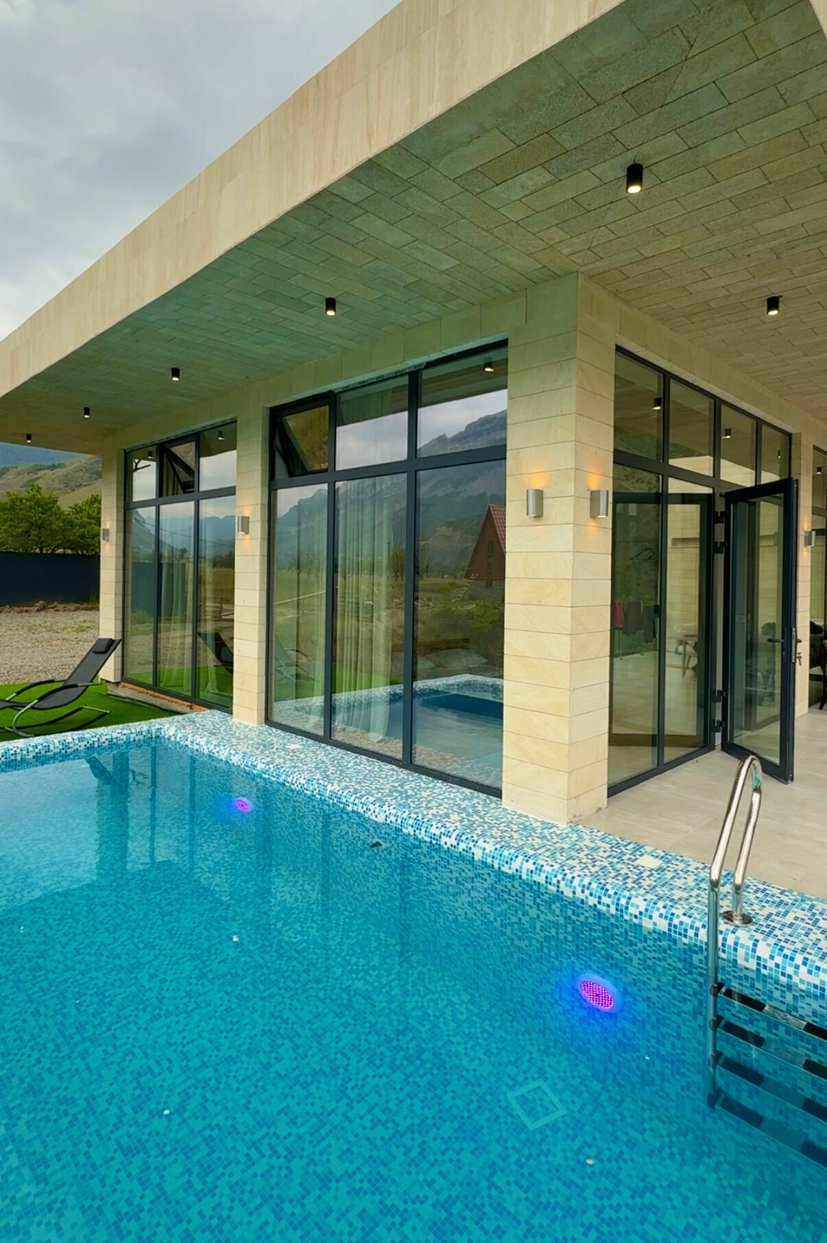 Гостевой дом Абрикос с бассейном. Внимание! Комплекс находится не на территории! Удаленность - 40 мин езды. Завтрак не включен!