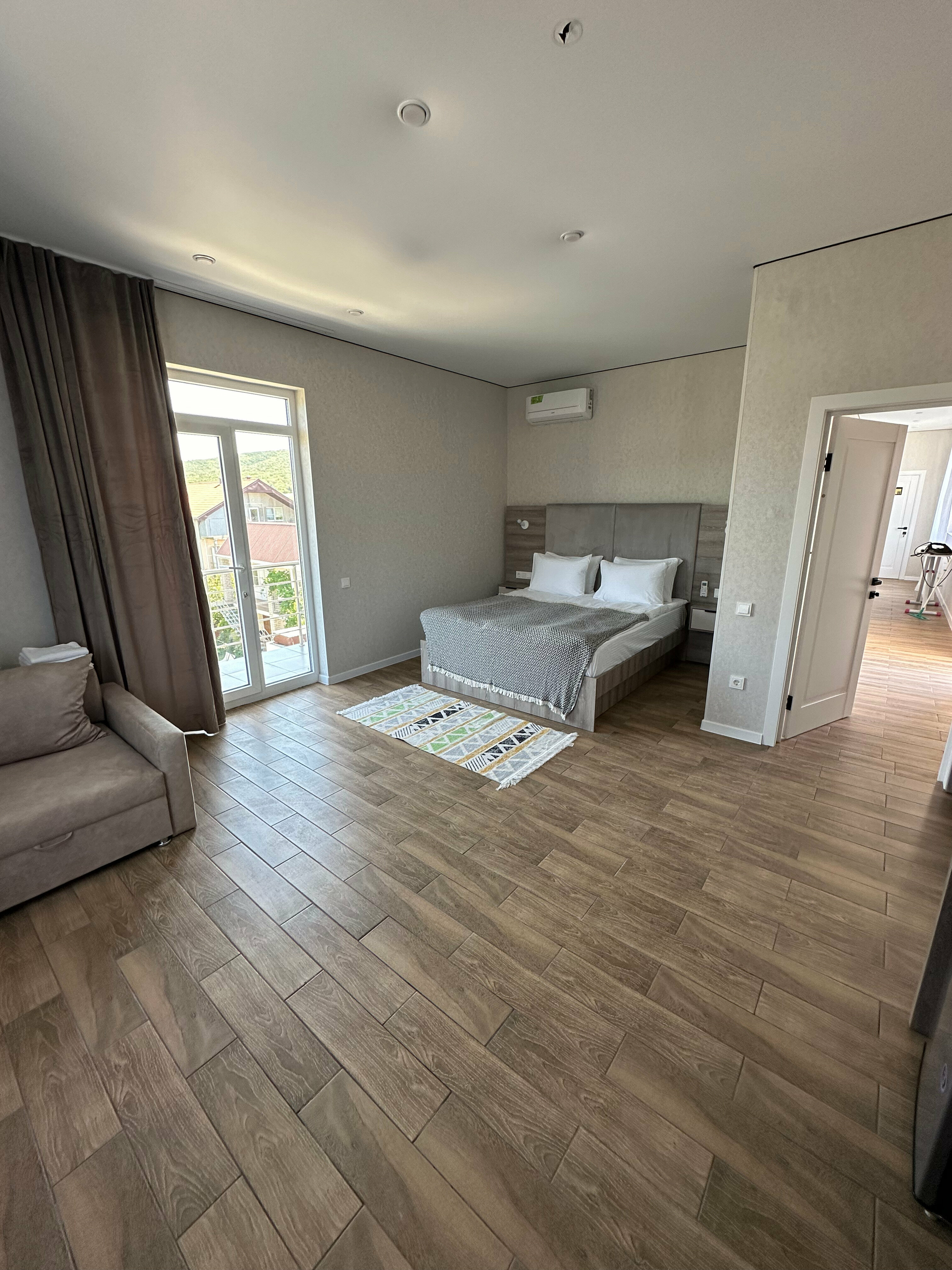 Трехместный номер с видом на горы