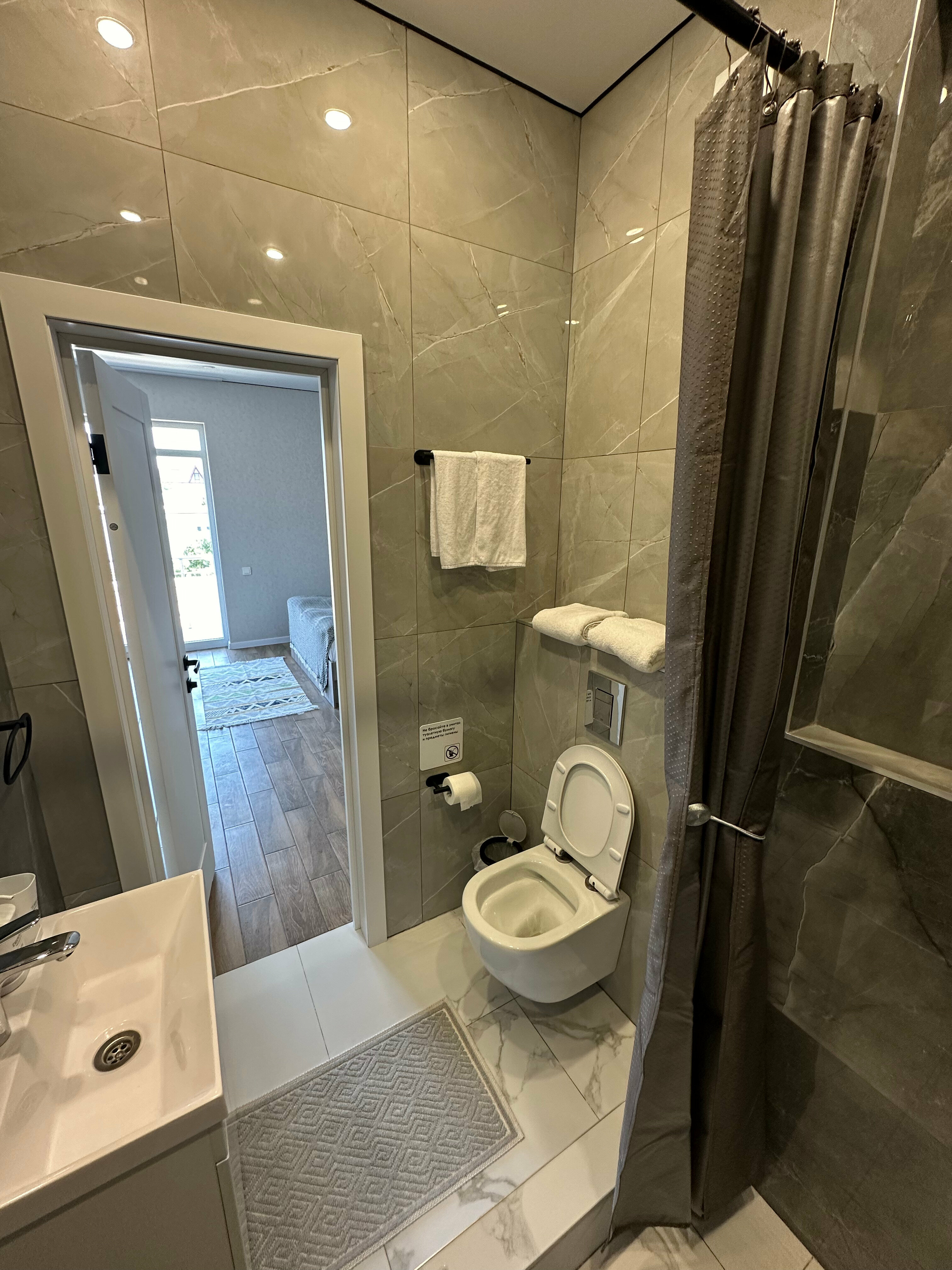 Трехместный номер с видом на горы