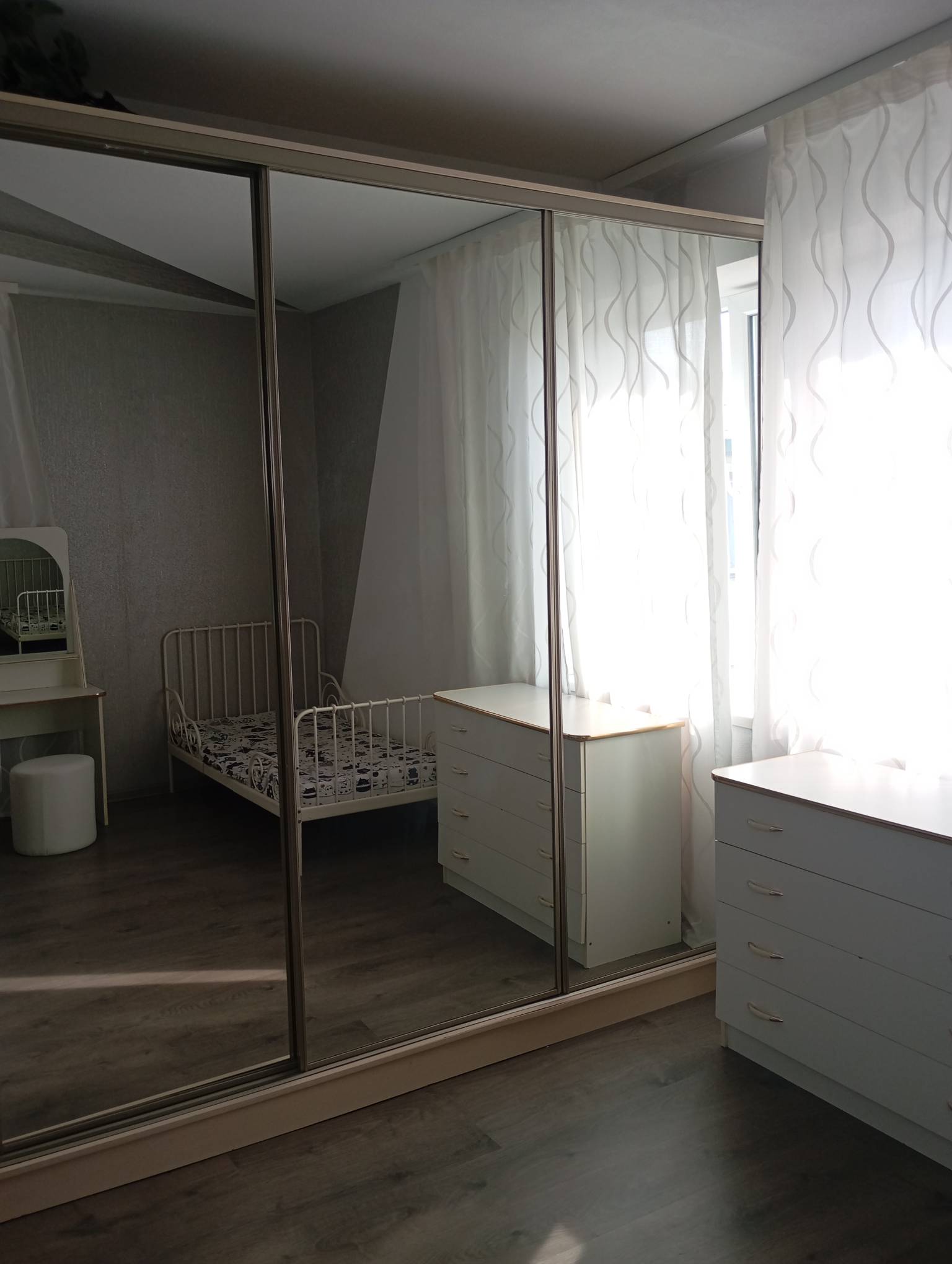 Двухместный номер с двуспальной кроватью и дополнительной кроватью