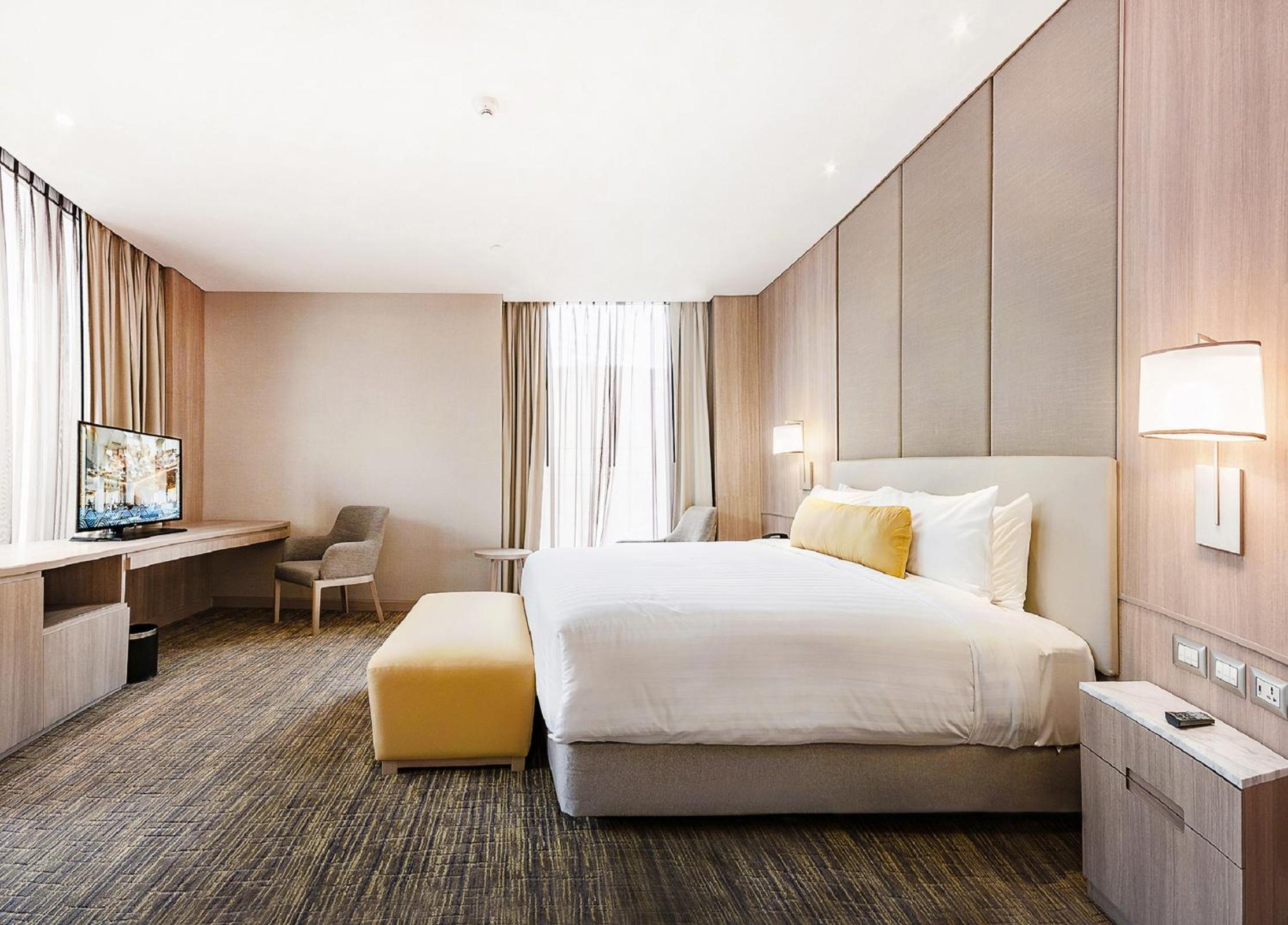 Grand Executive with Bathtub