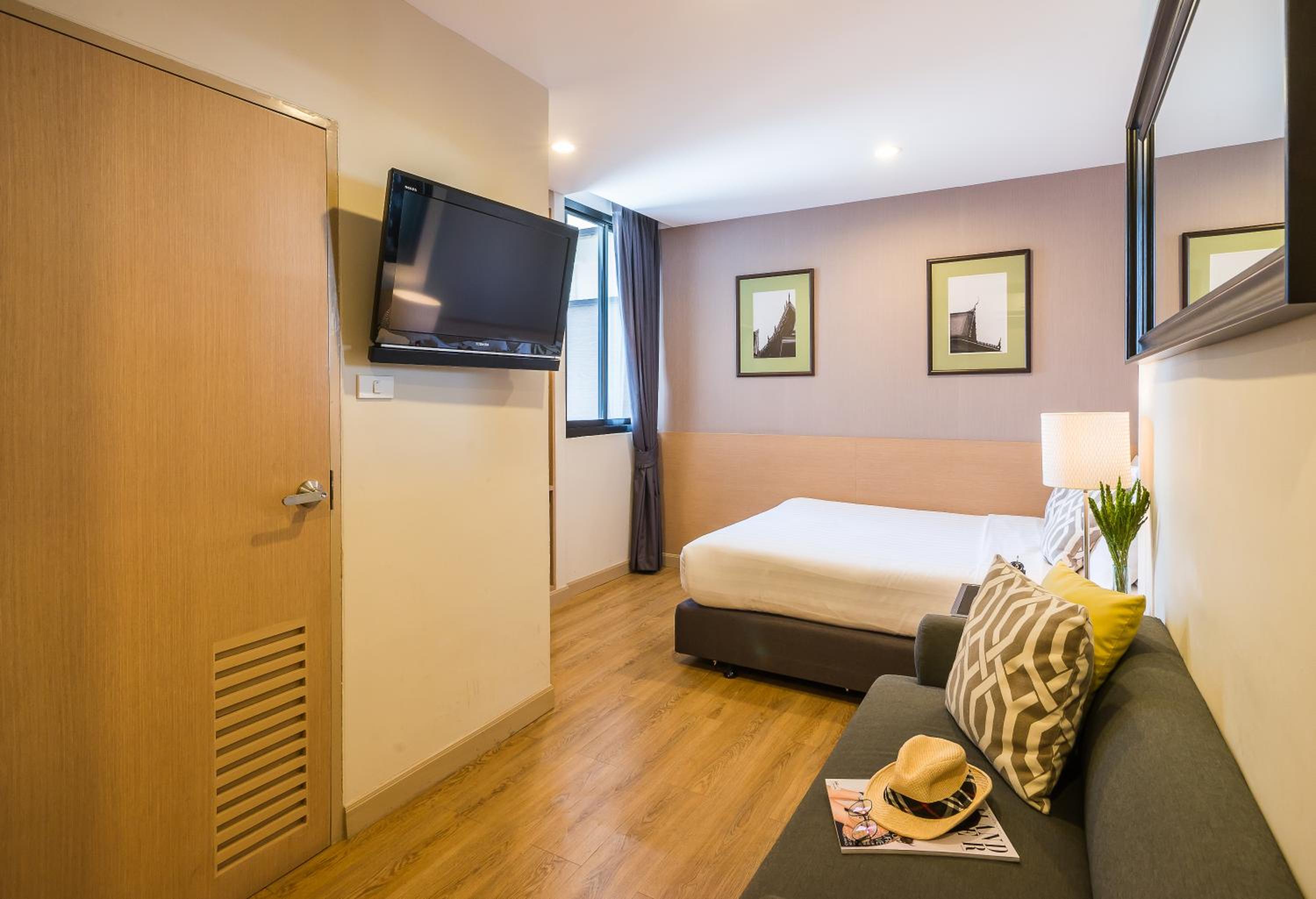 Economy Room with One Queen Bed - Non-Smoking