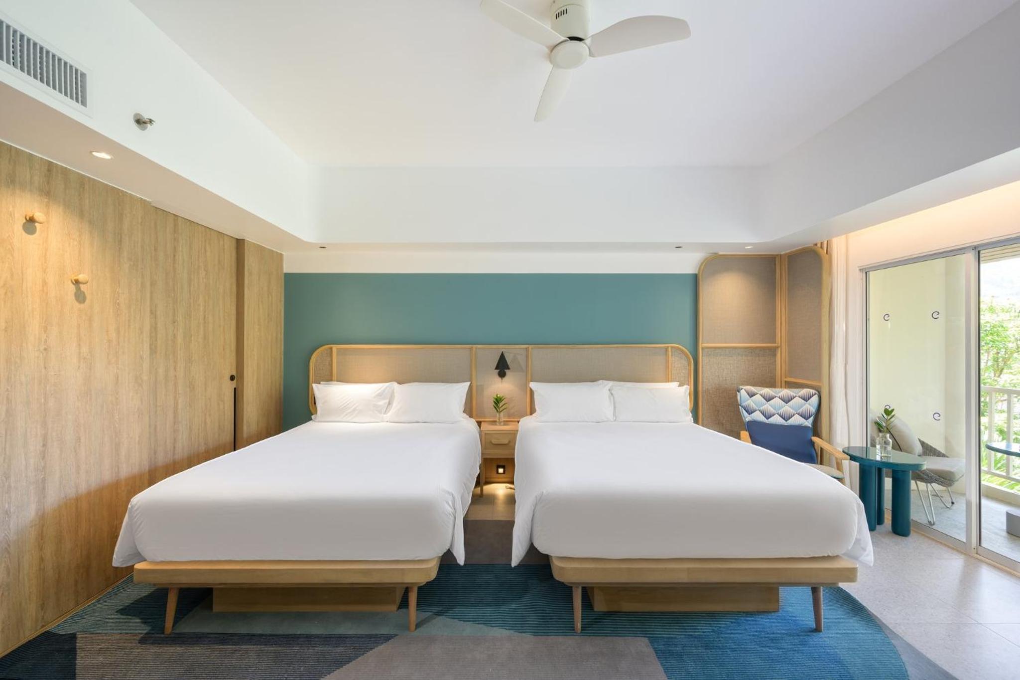 Premium Deluxe Pool View Double/Double