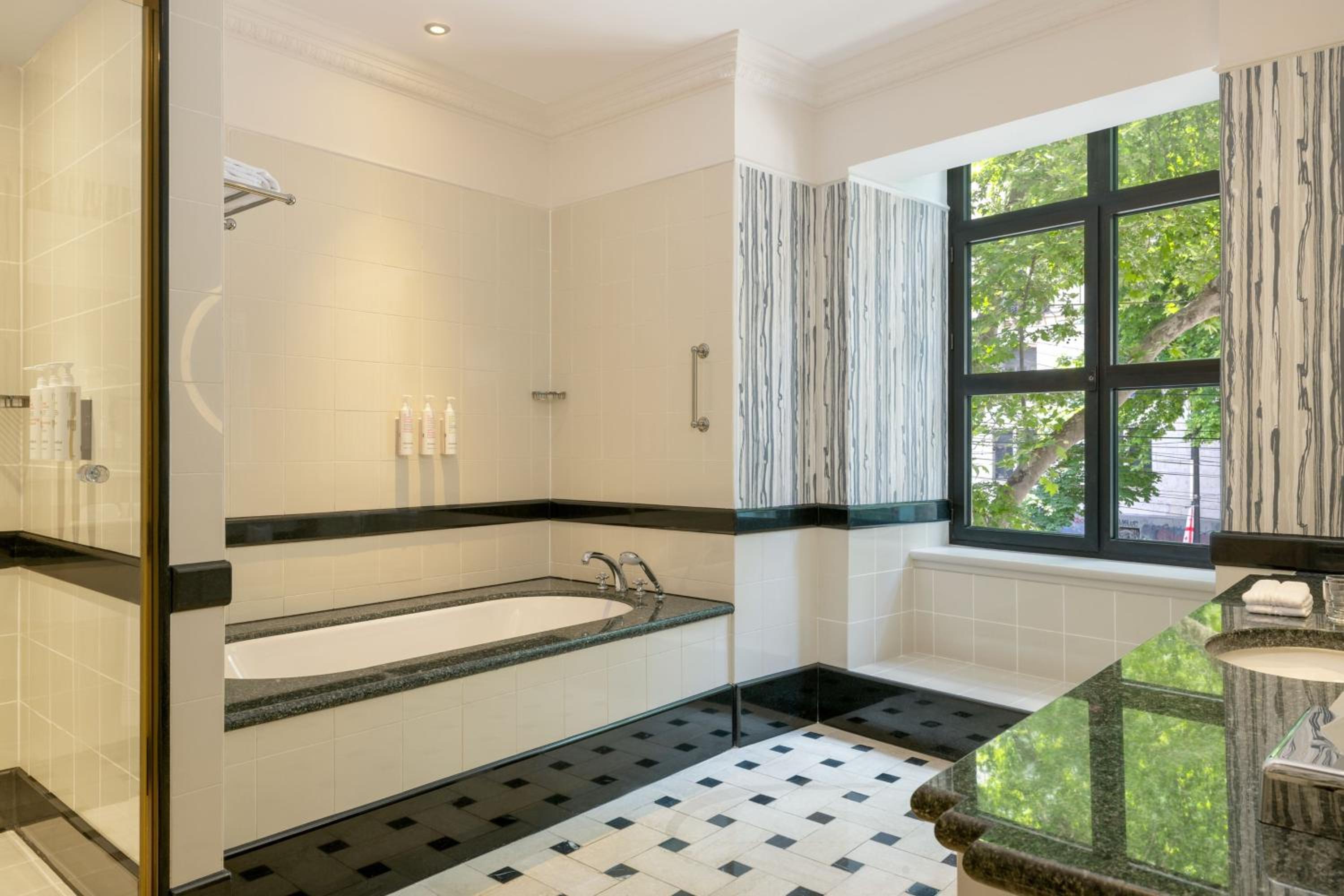 Junior Suite, Executive lounge access, 1 King, Sofa bed 