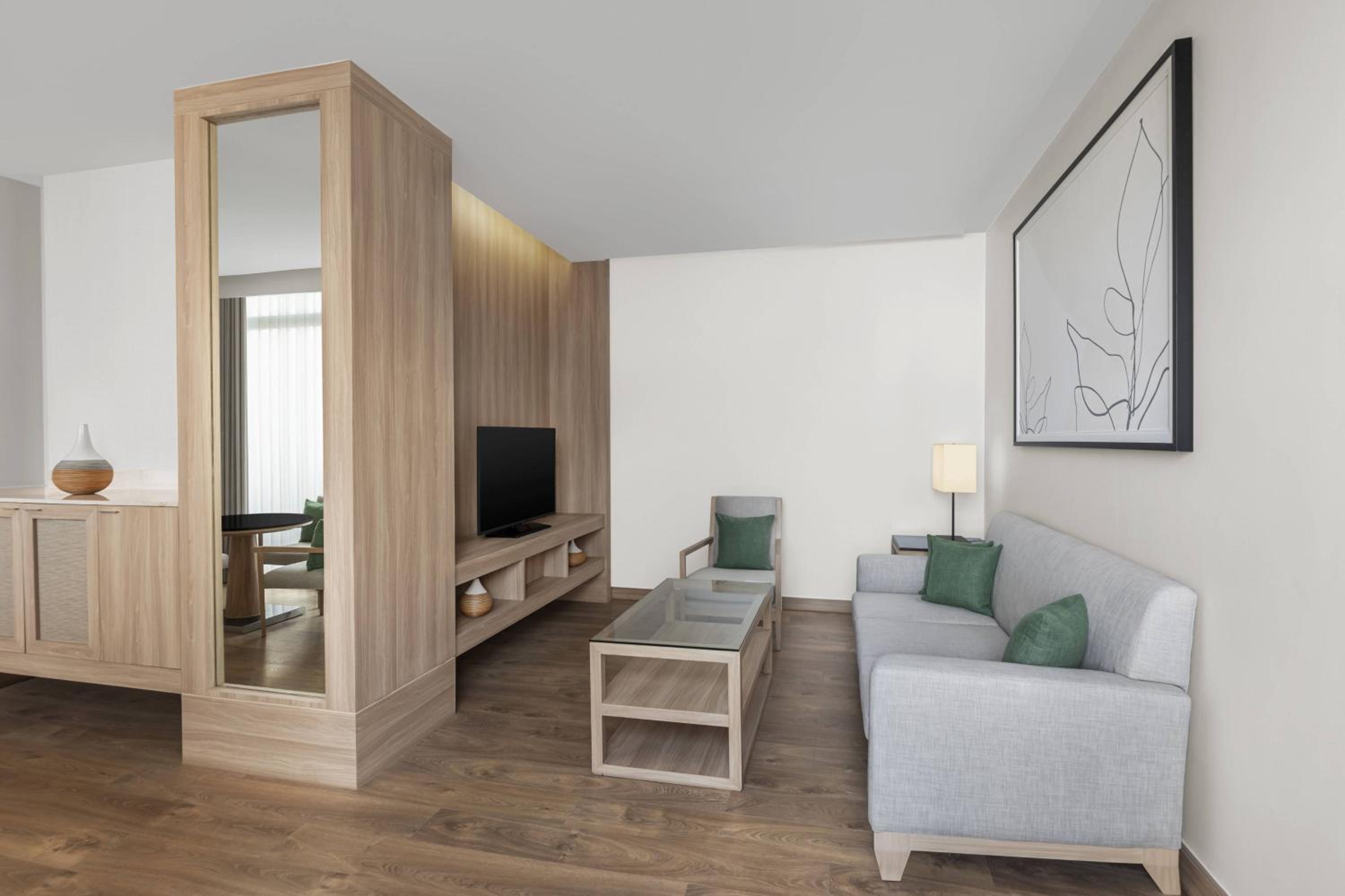 One-Bedroom Corner King Suite - Top Floor