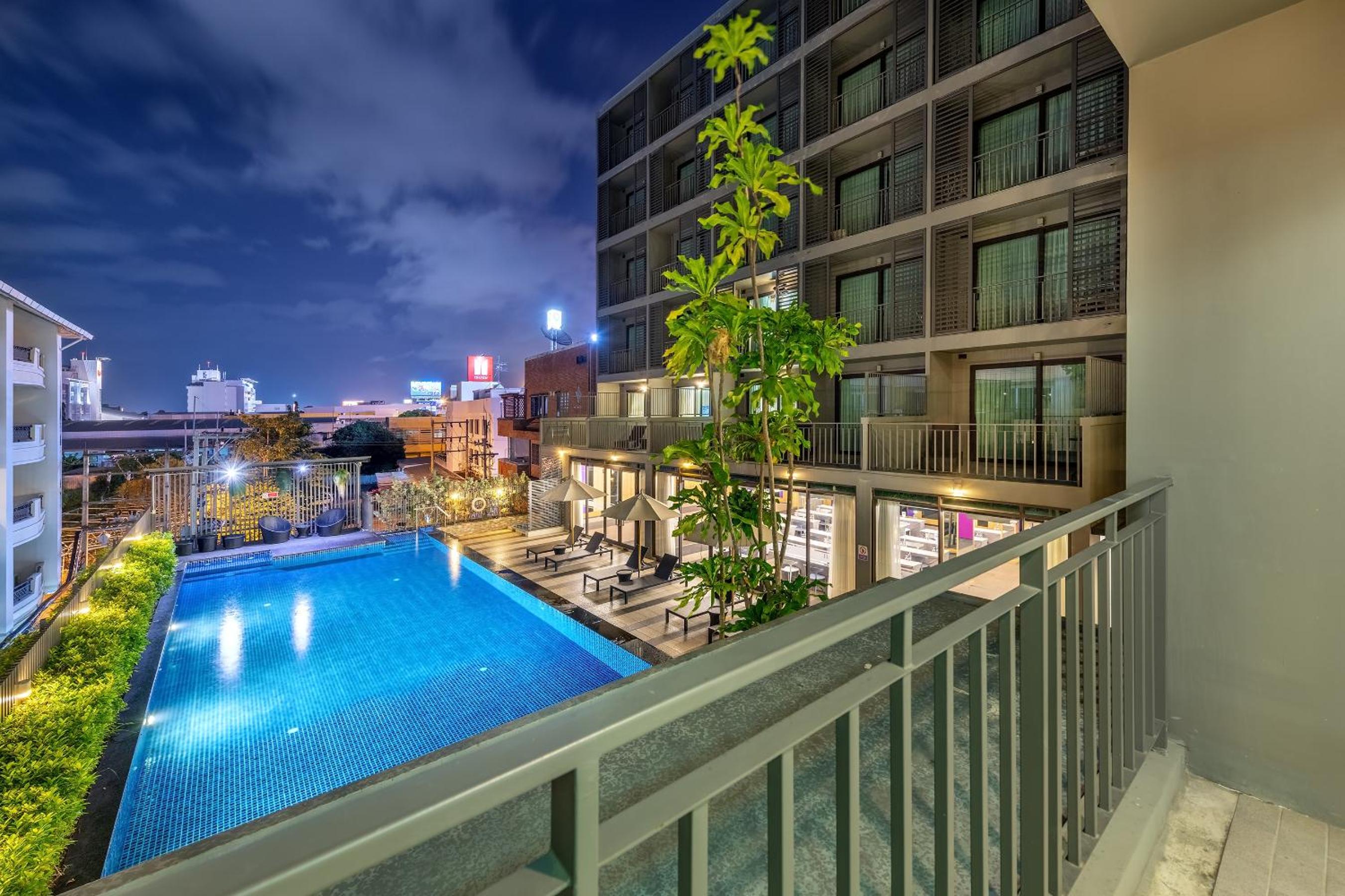 Deluxe Pool View