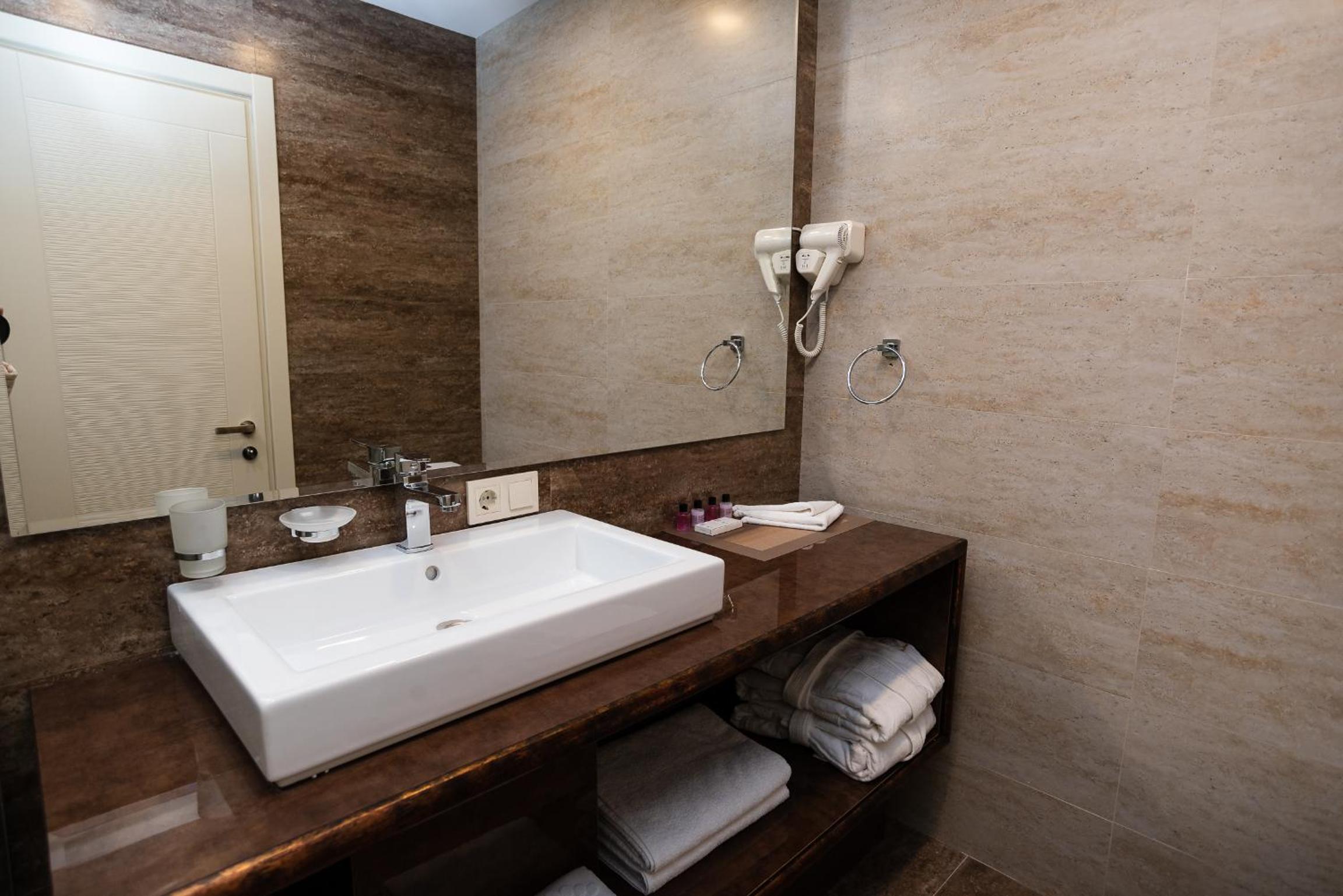 Deluxe Double Room (2 Adults + 1 Child)