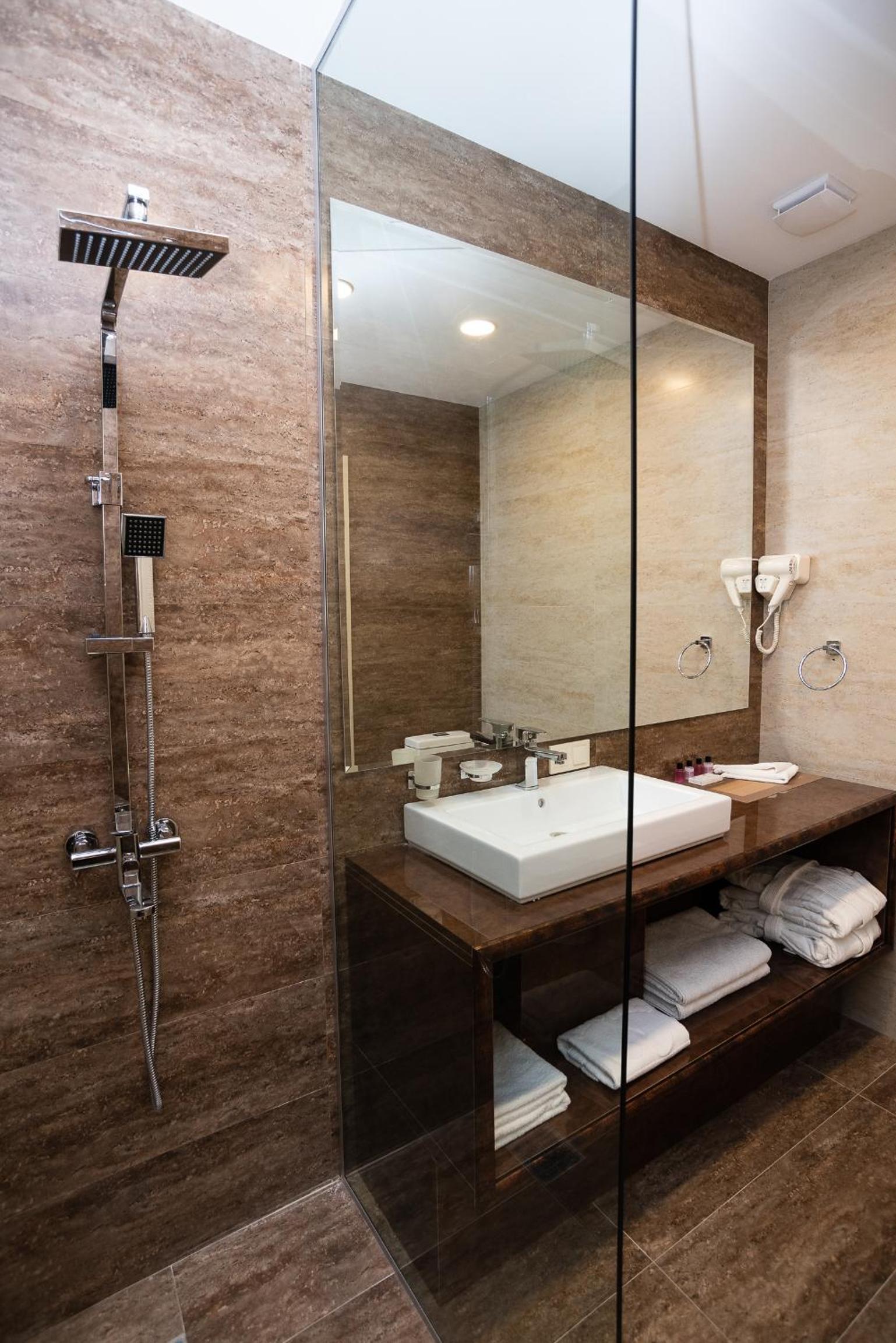 Deluxe Double Room (2 Adults + 1 Child)