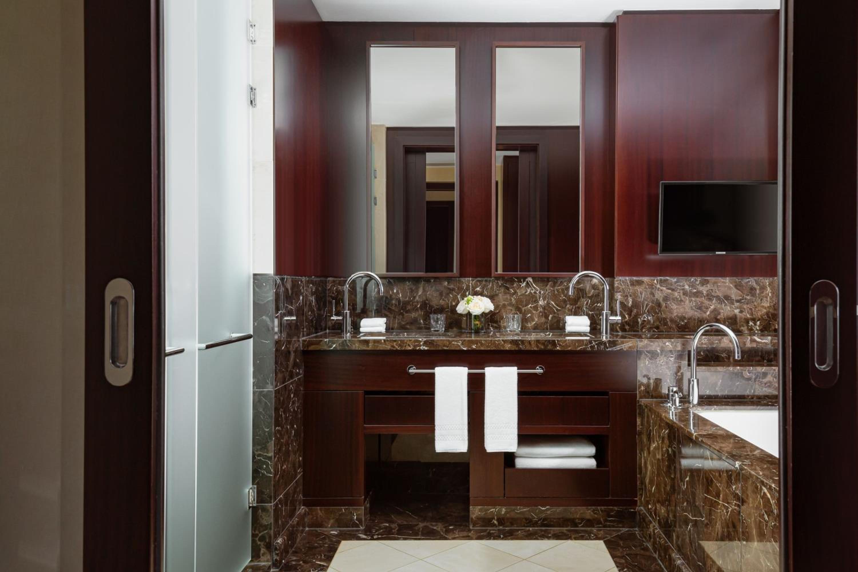 Deluxe Mountain View, Guest room, 1 King, Mountain view