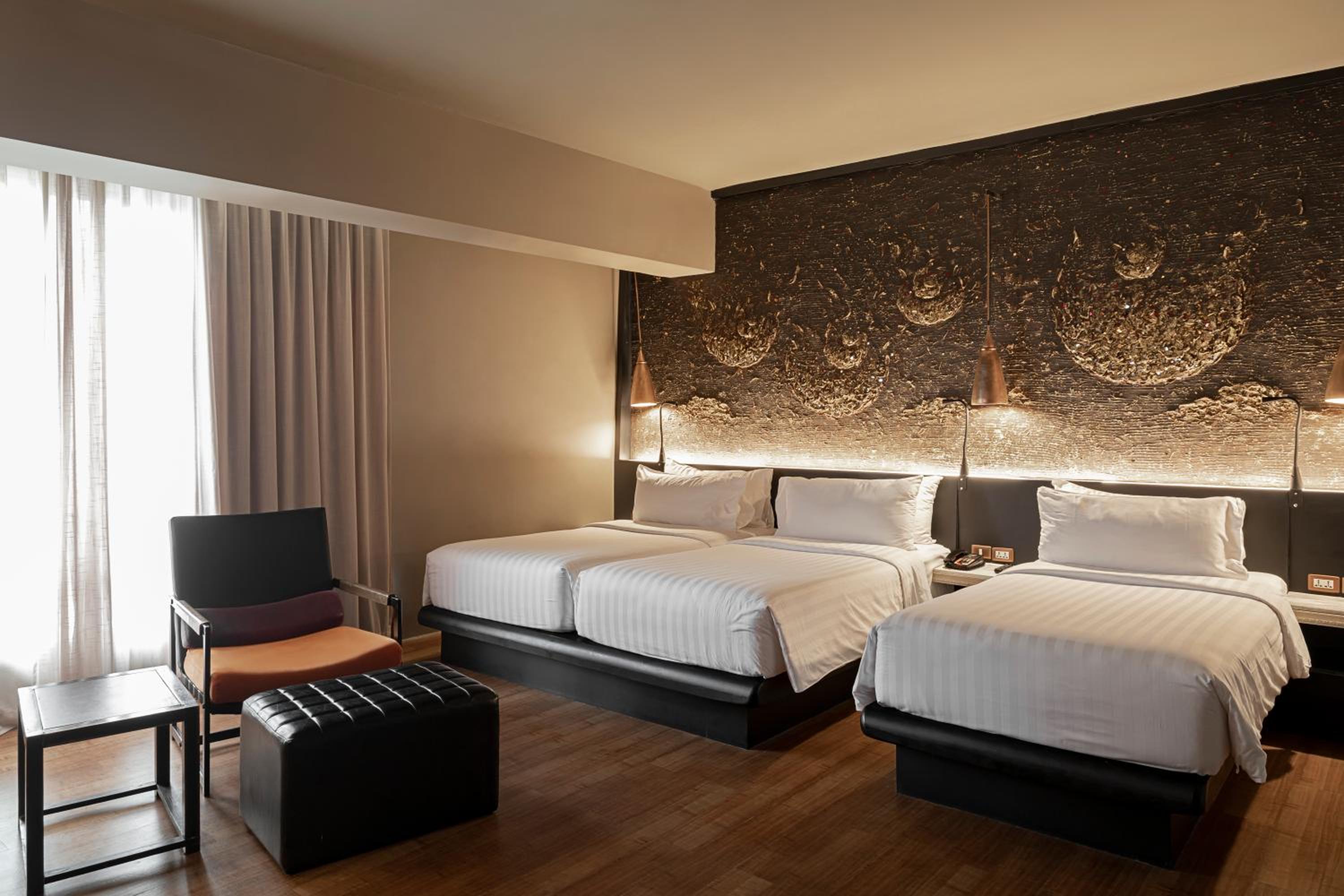 Deluxe Triple 3 Singles