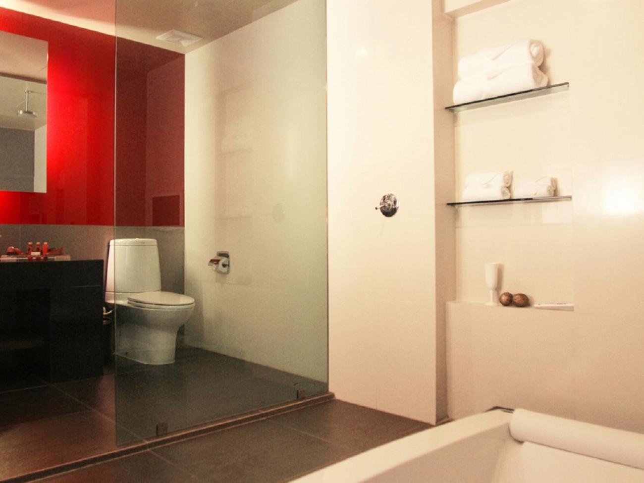  Deluxe King Room with Pool Access