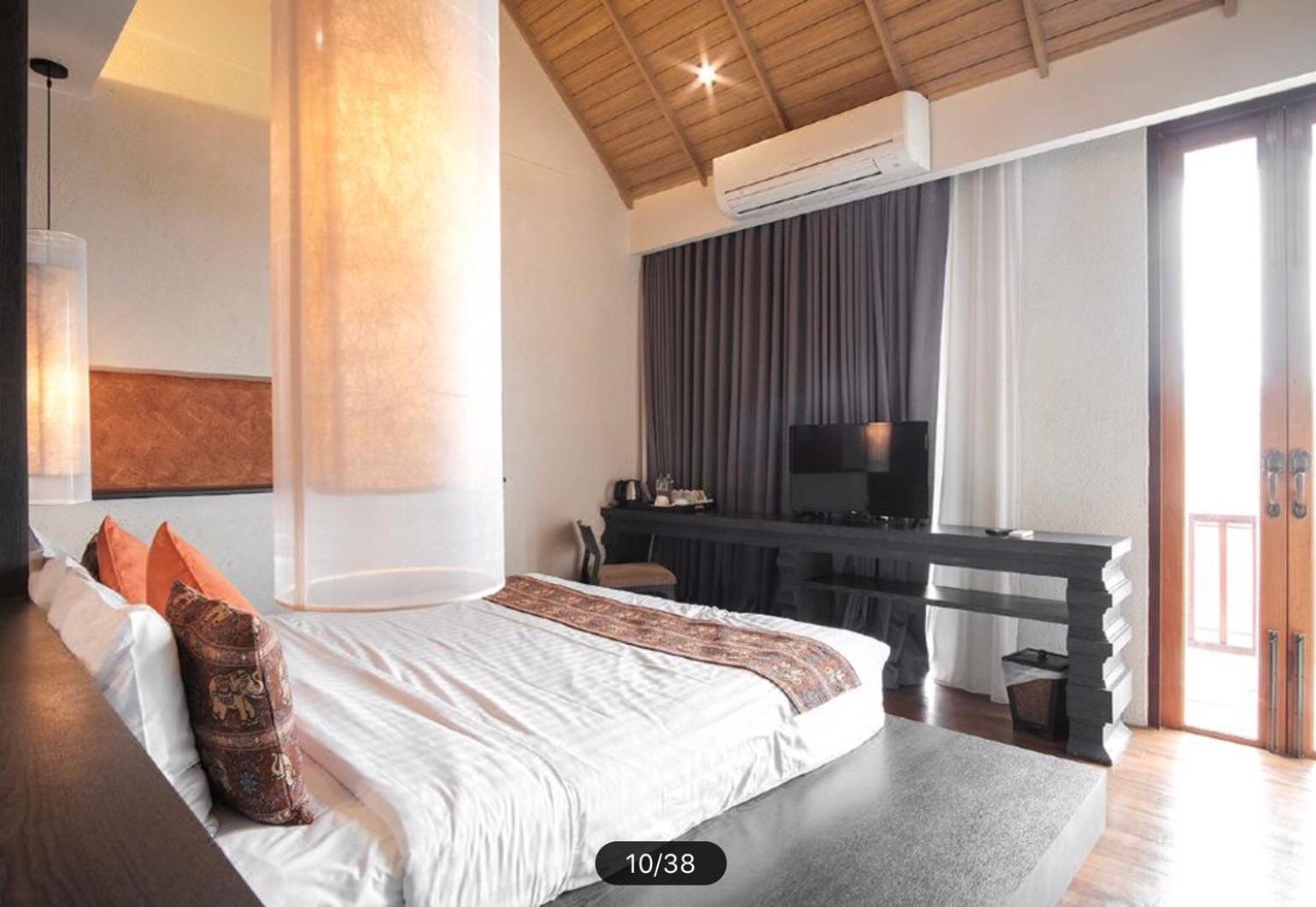 Deluxe King Room with Bath Tub