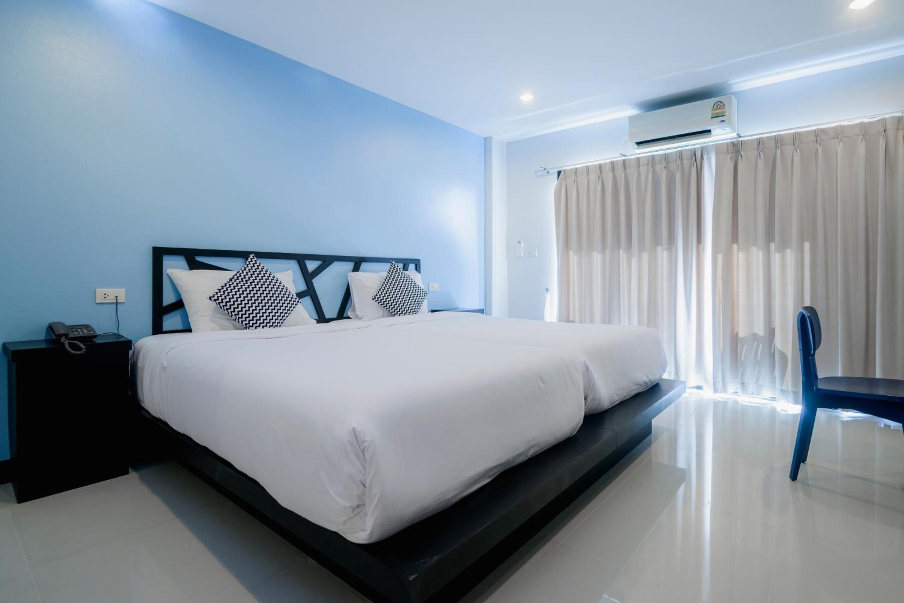 Balcony Twin Room - City View