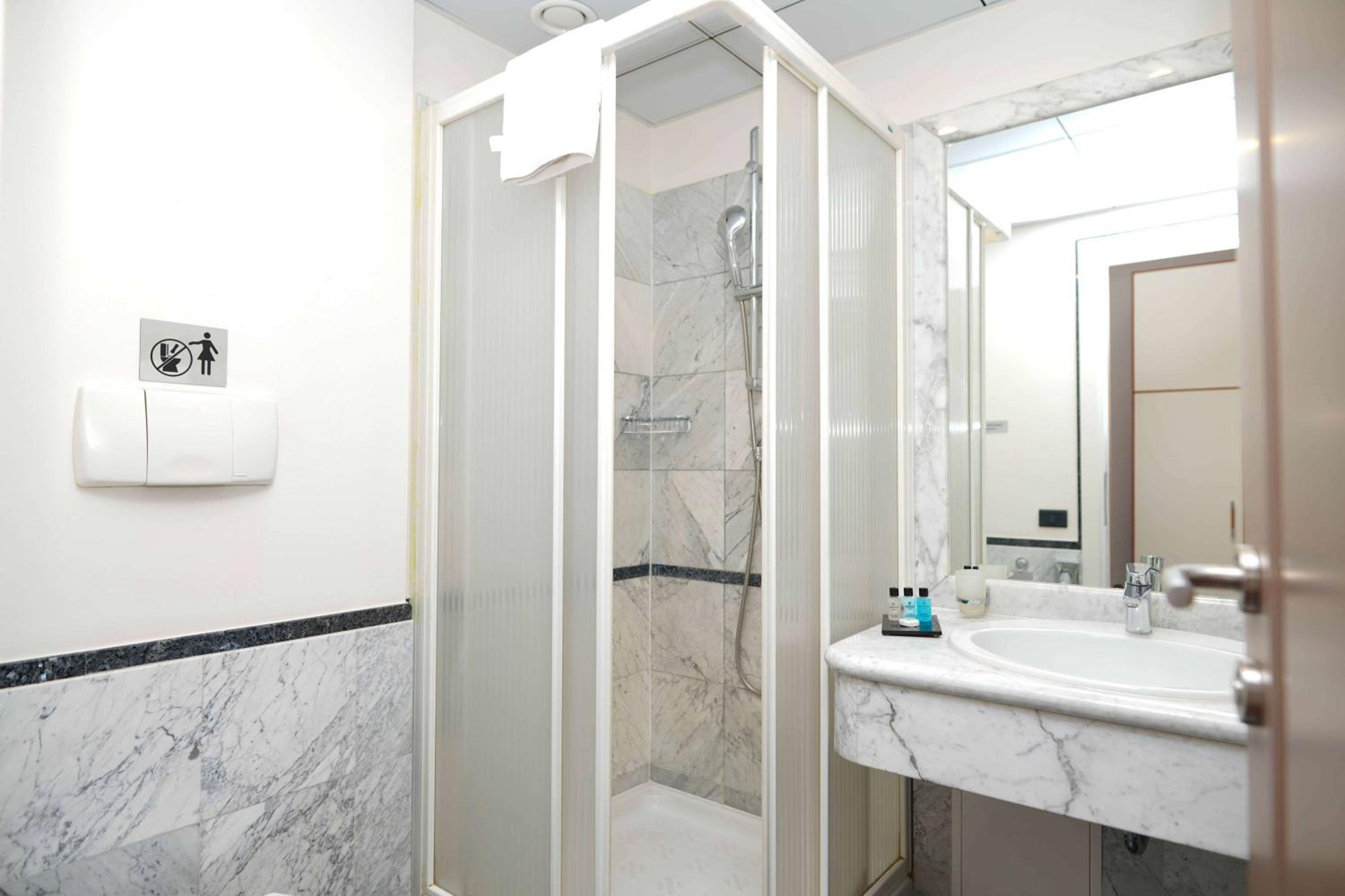 Queen Room - Non-Smoking