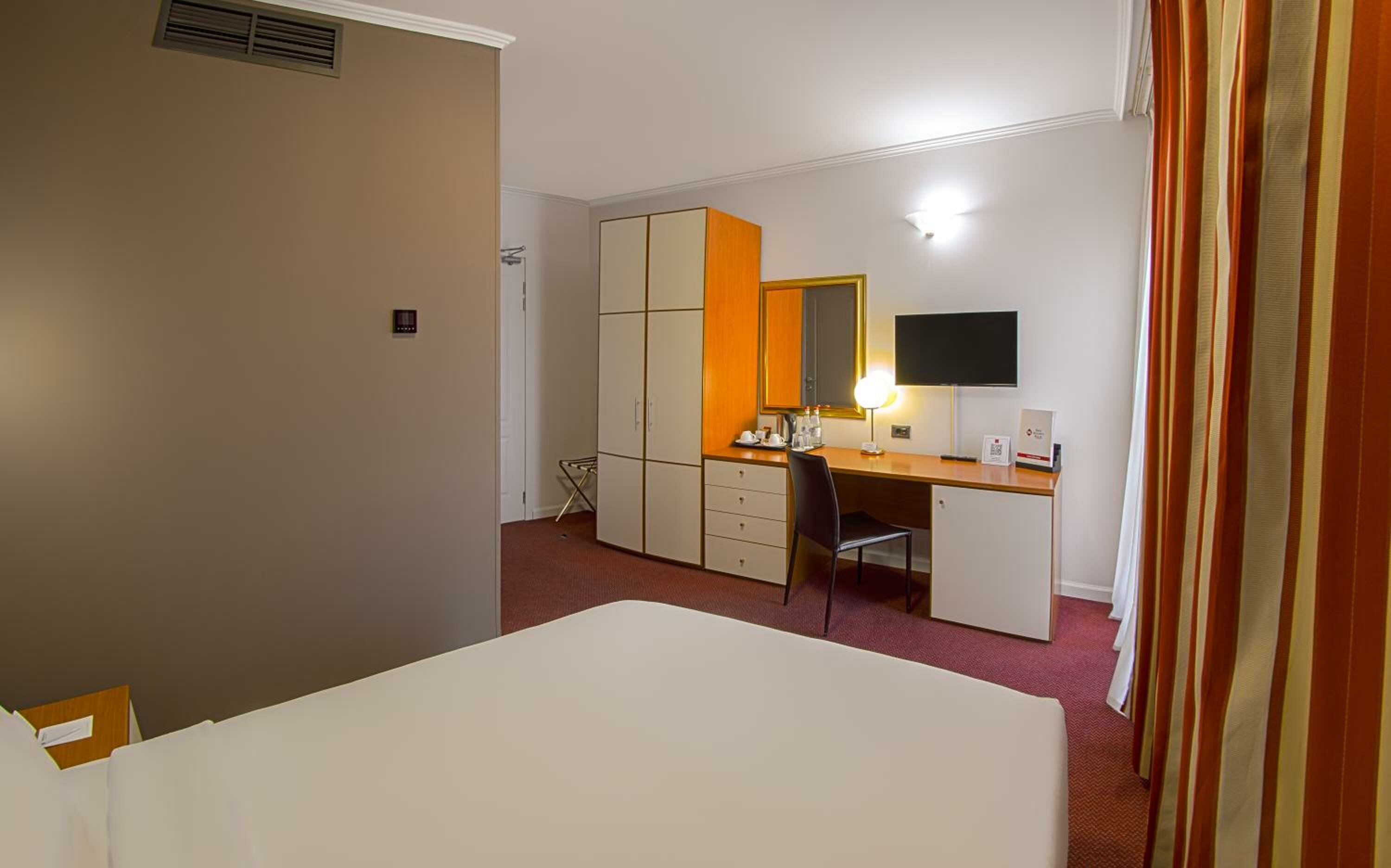 Queen Room - Non-Smoking