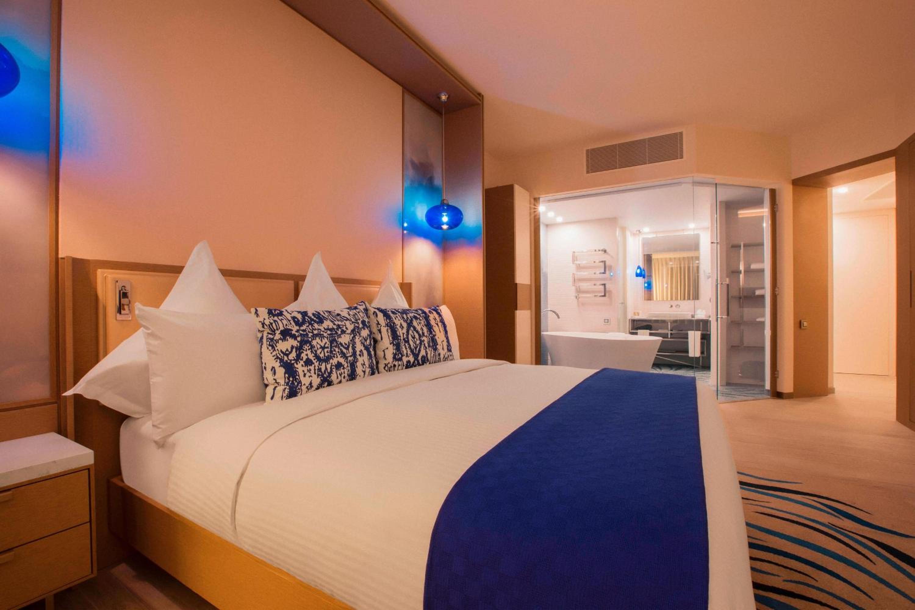 Standard Room, Guest room, 1 King, Balcony