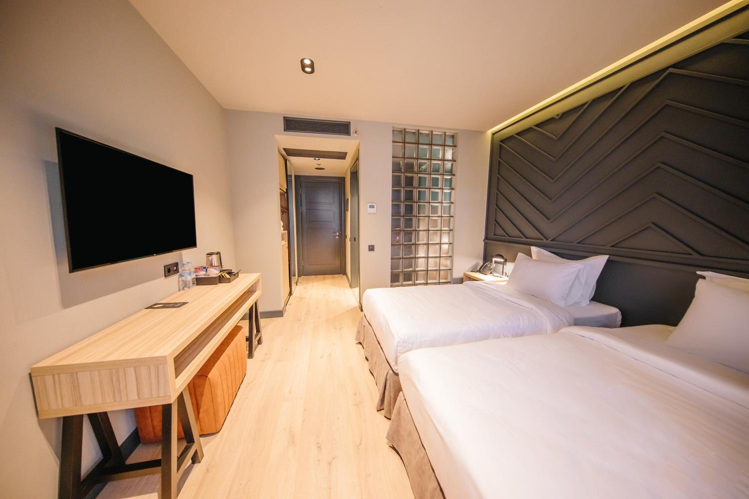 Double or Twin Room with Street View 