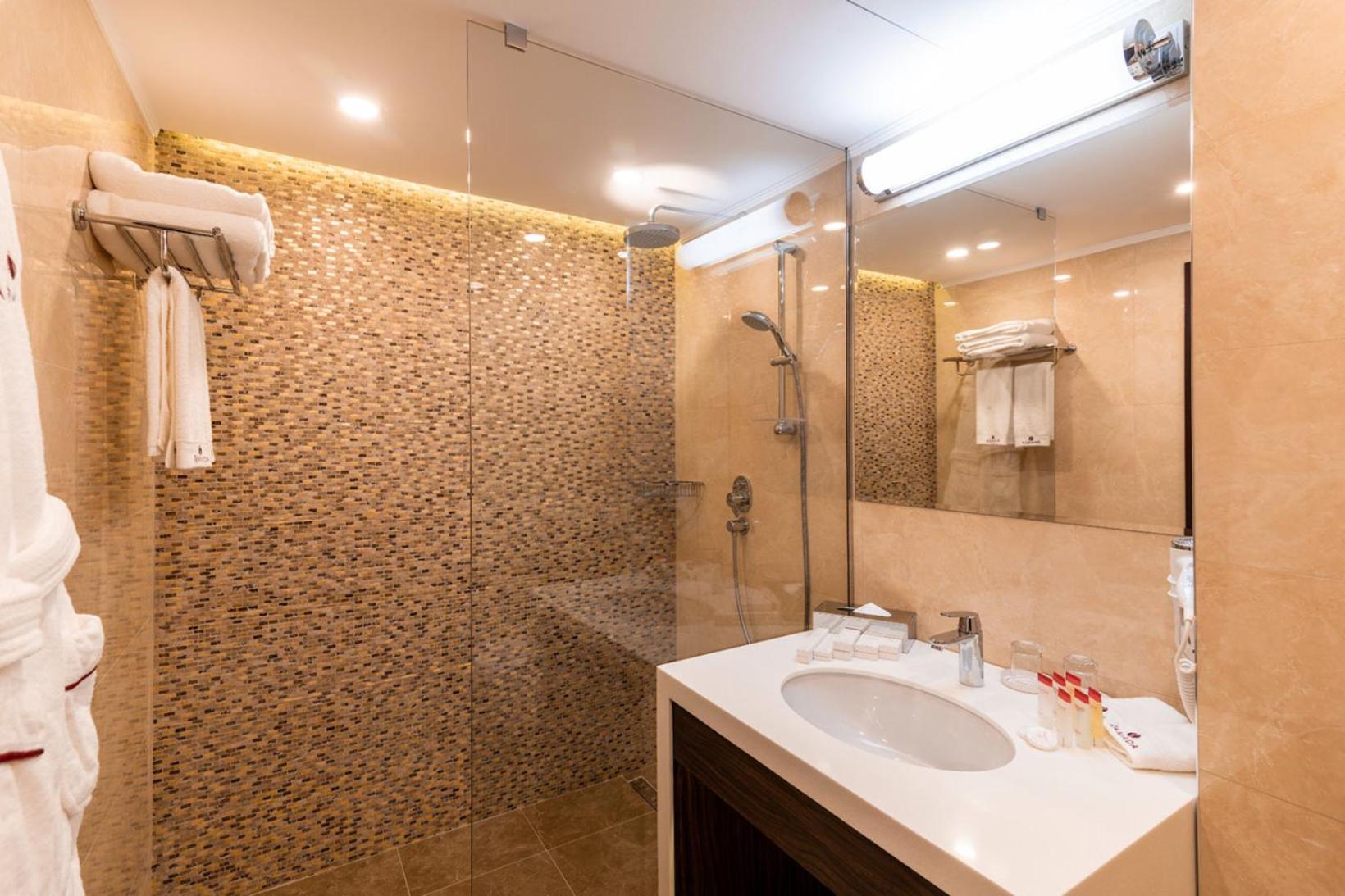 Deluxe King Room with Kitchenette