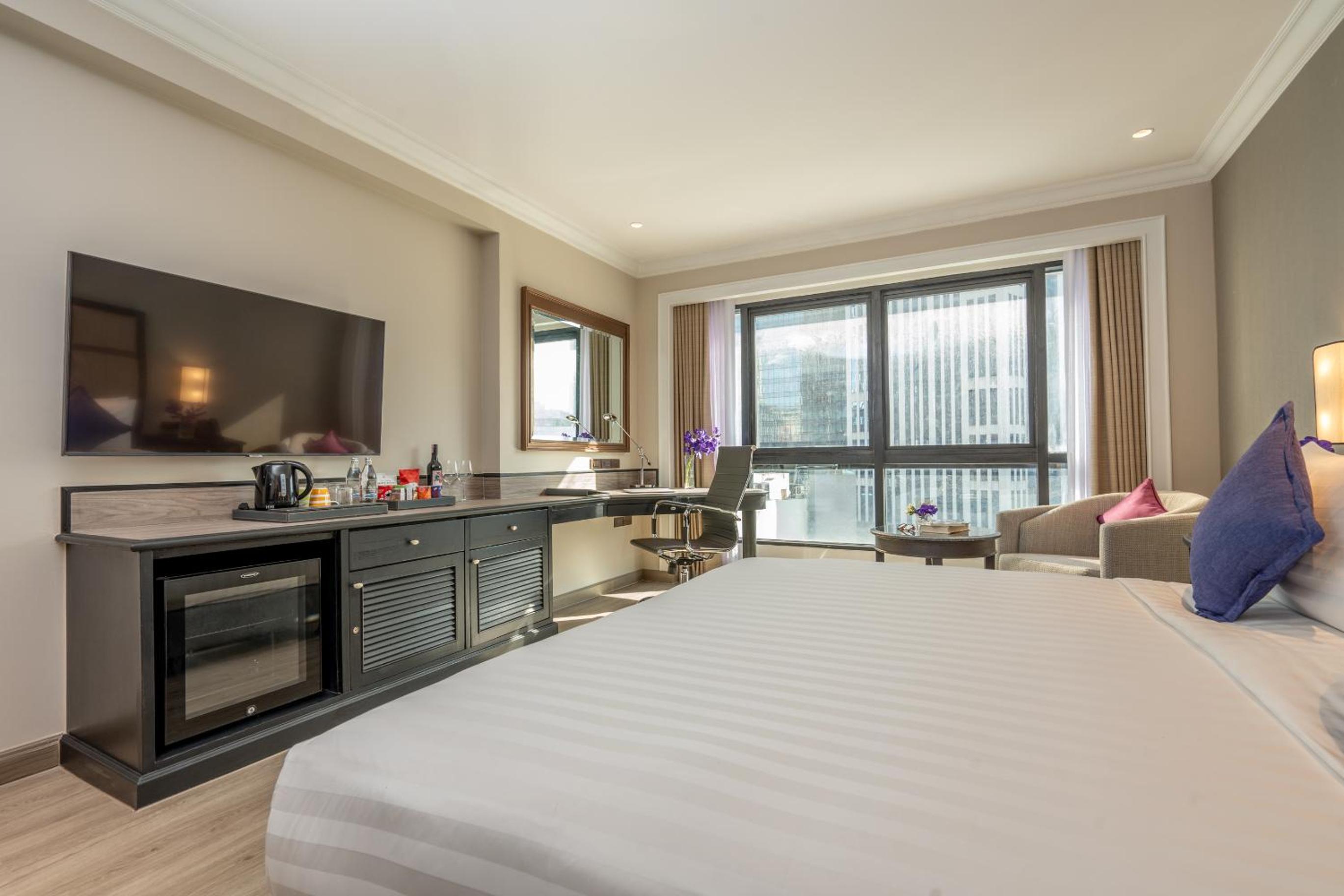 Deluxe Skyline King Room