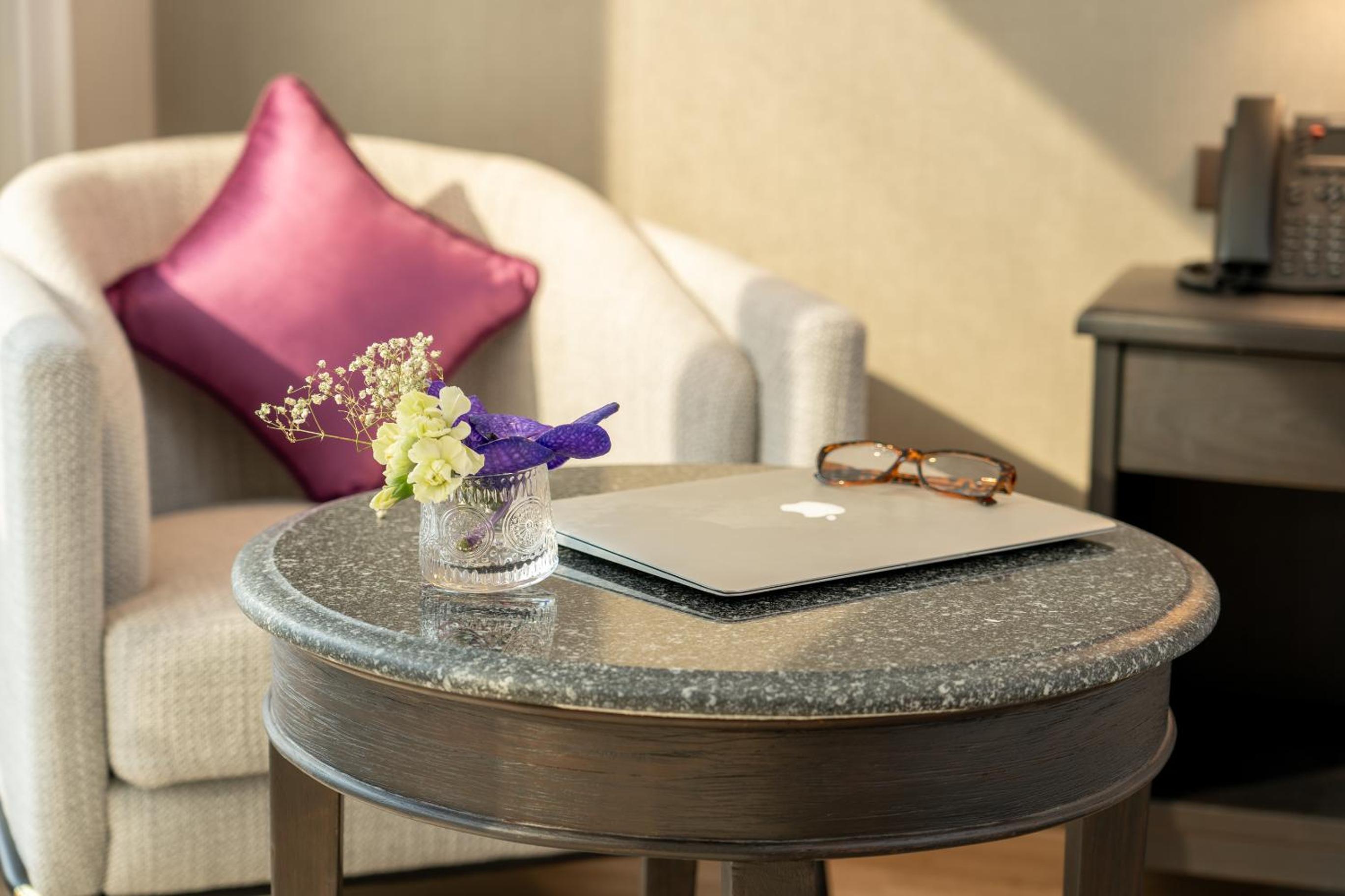 Deluxe Skyline King Room