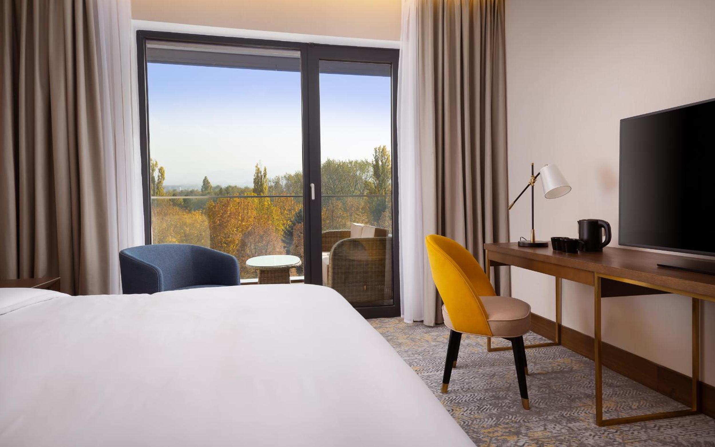 Classic King Room with Mountain View