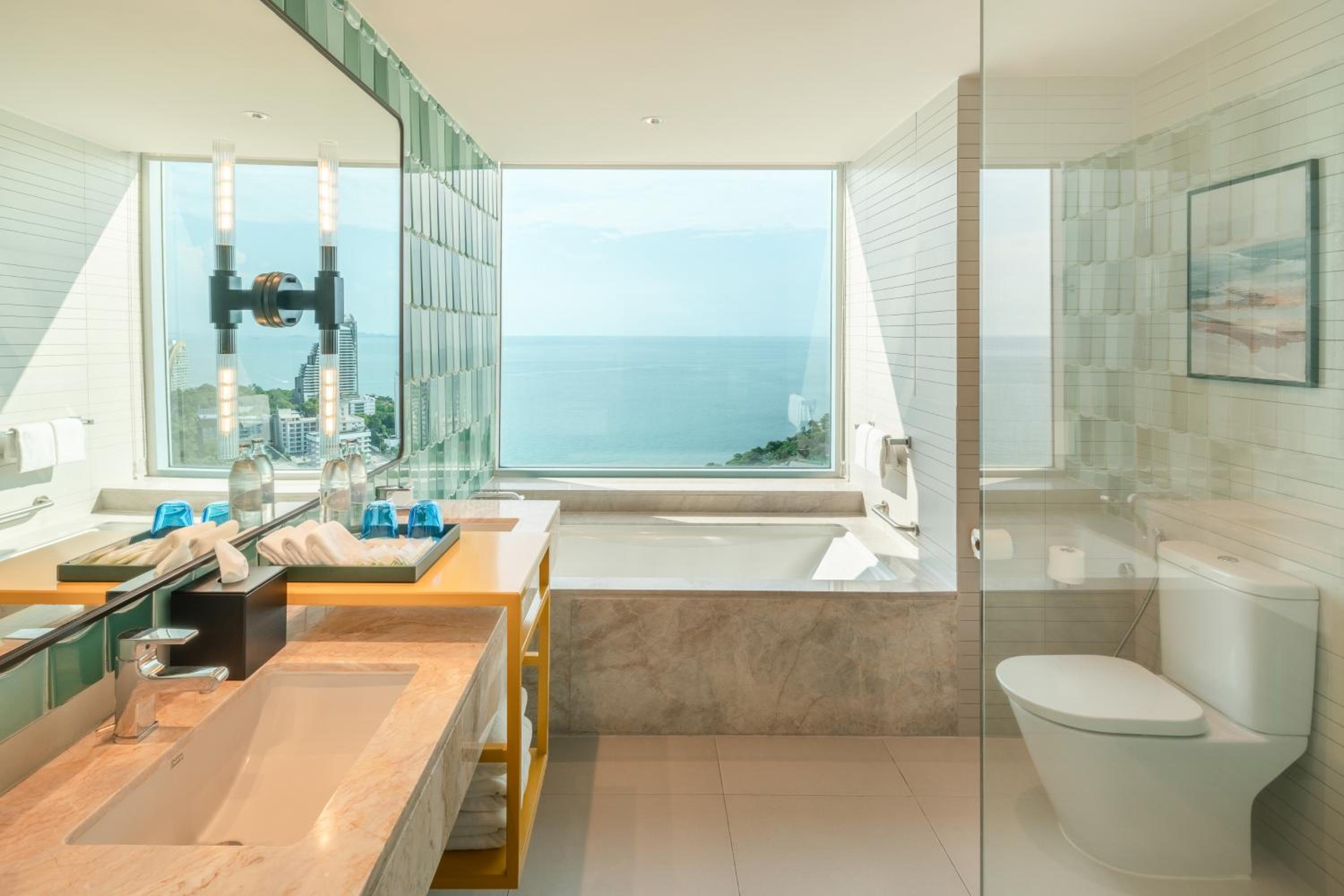 One-Bedroom King Suite with Panoramic View - Bay Tower