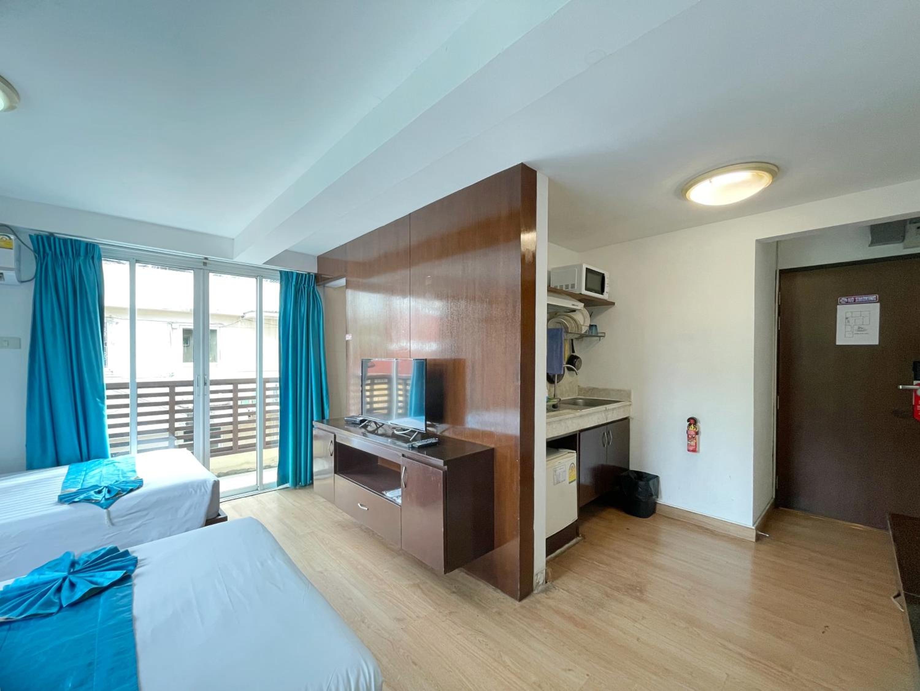 Deluxe Twin Room with Balcony