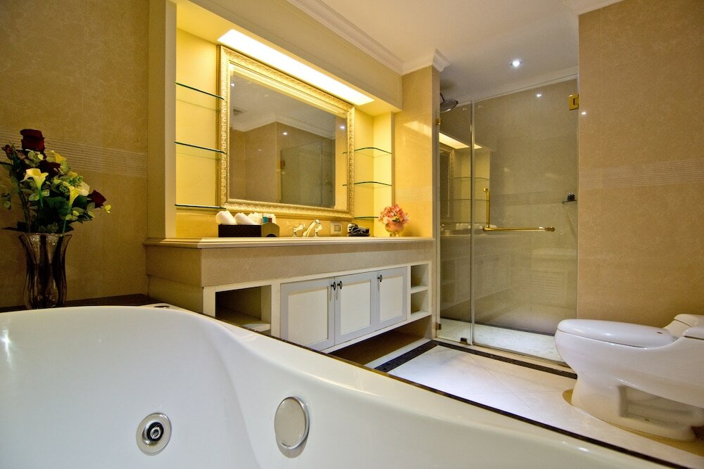 Deluxe city view with jacuzzi