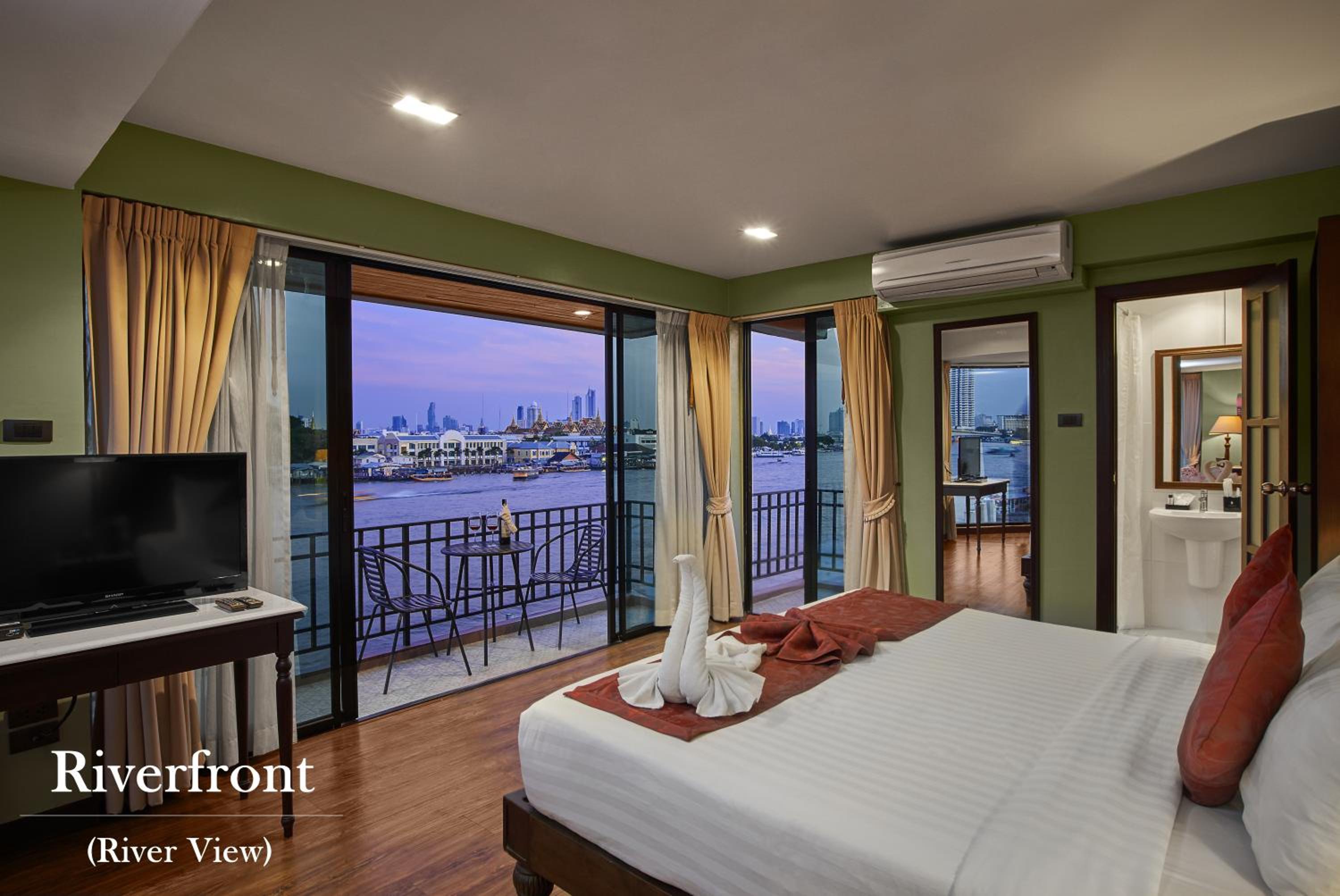 Riverfront Room 