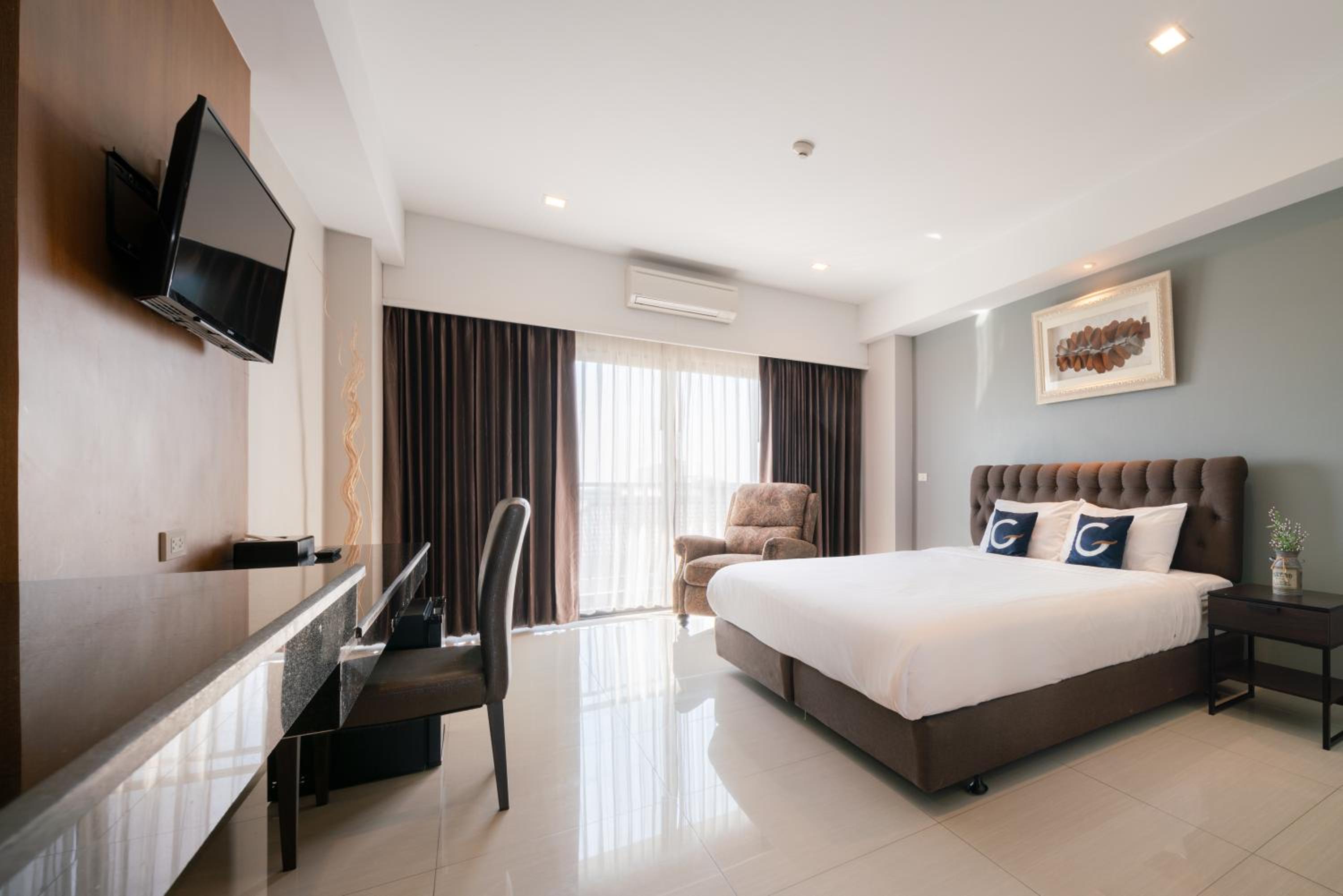 Deluxe Double Room with Balcony - Free Airport Shuttle