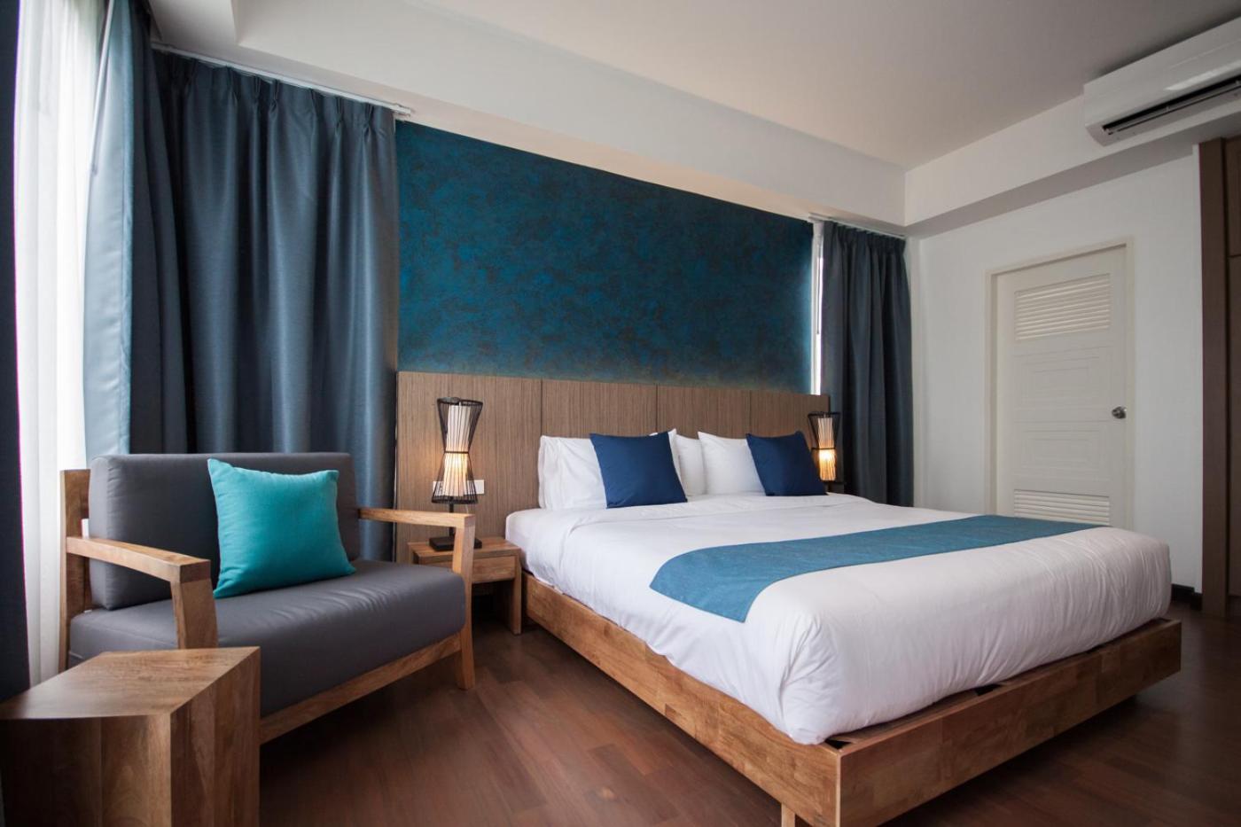 One Bedroom Suite with Bathtub