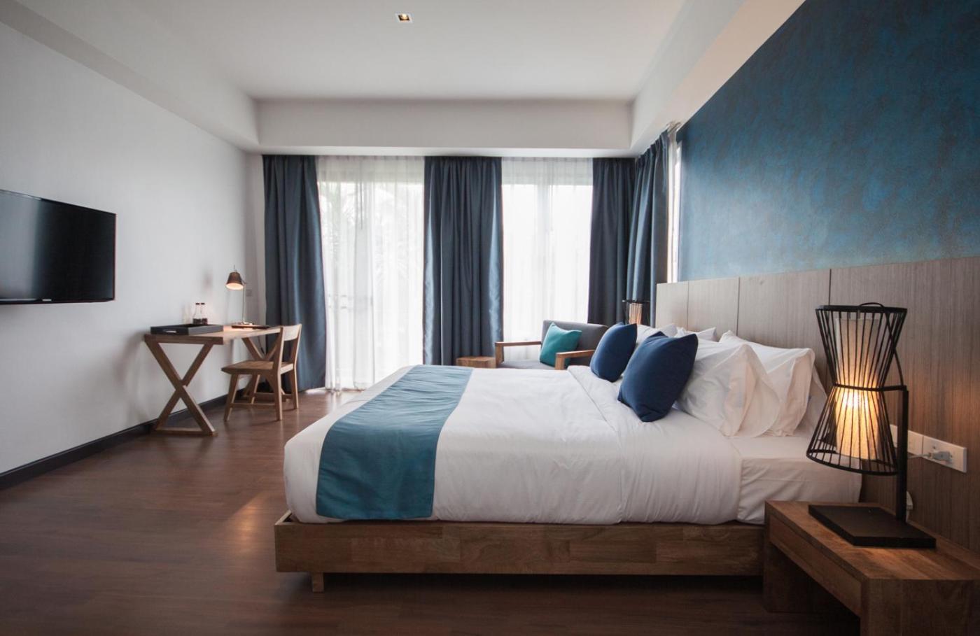 One Bedroom Suite with Bathtub