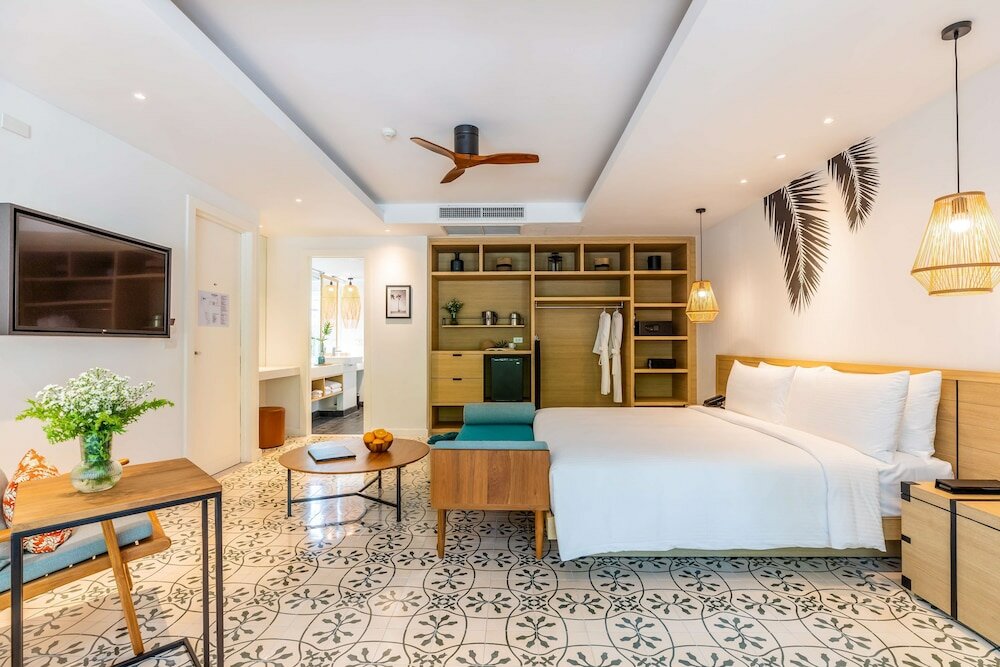 Studio, 1 King Bed, Balcony (Surin)